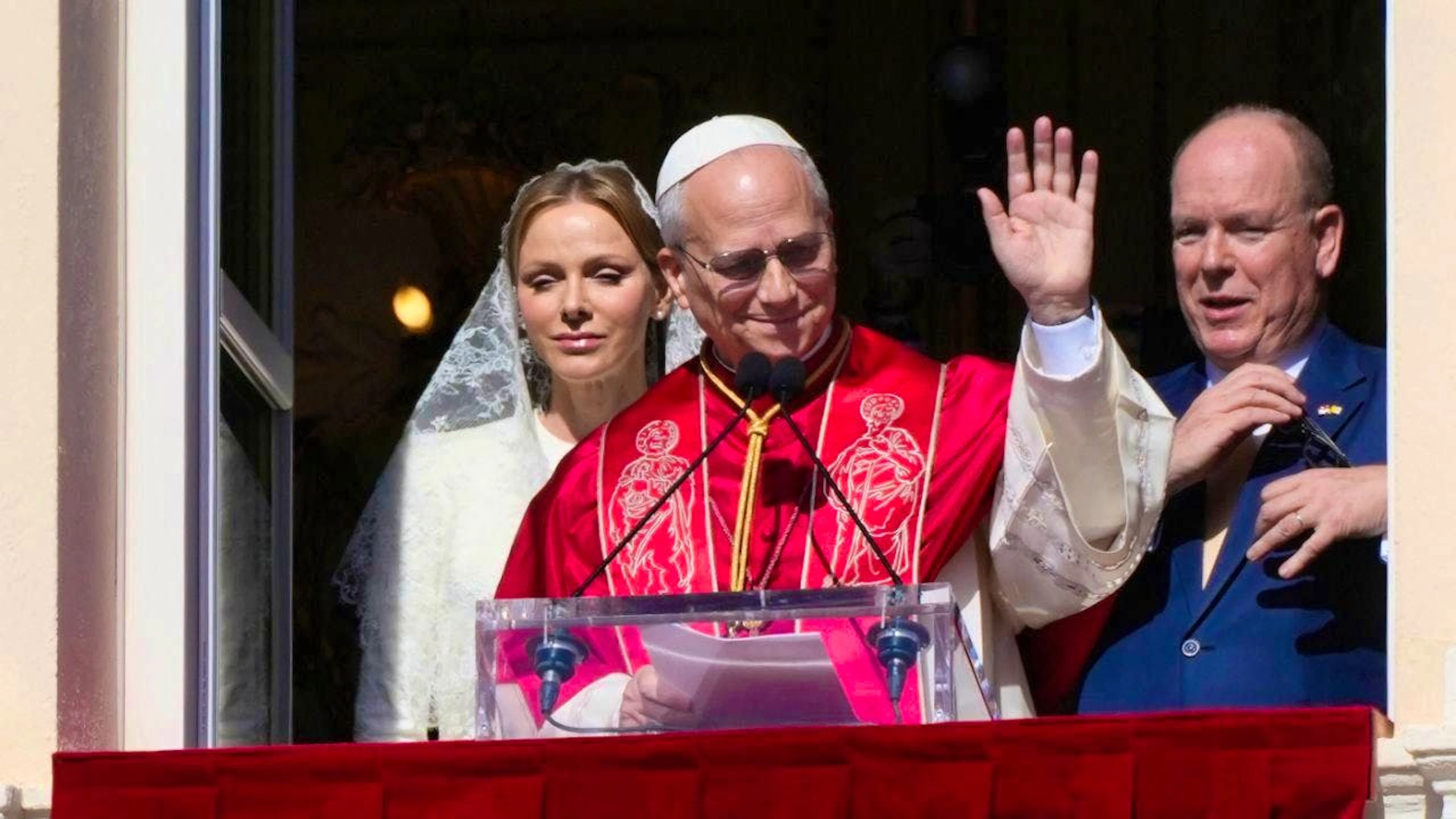 Pope Leo XIV, Princess Charlene of Monaco and Prince Albert II of Monaco (r) stand on a balcony of the Prince's Palace on Saturday. Photo: Gregorio Borgia/AP/dpa