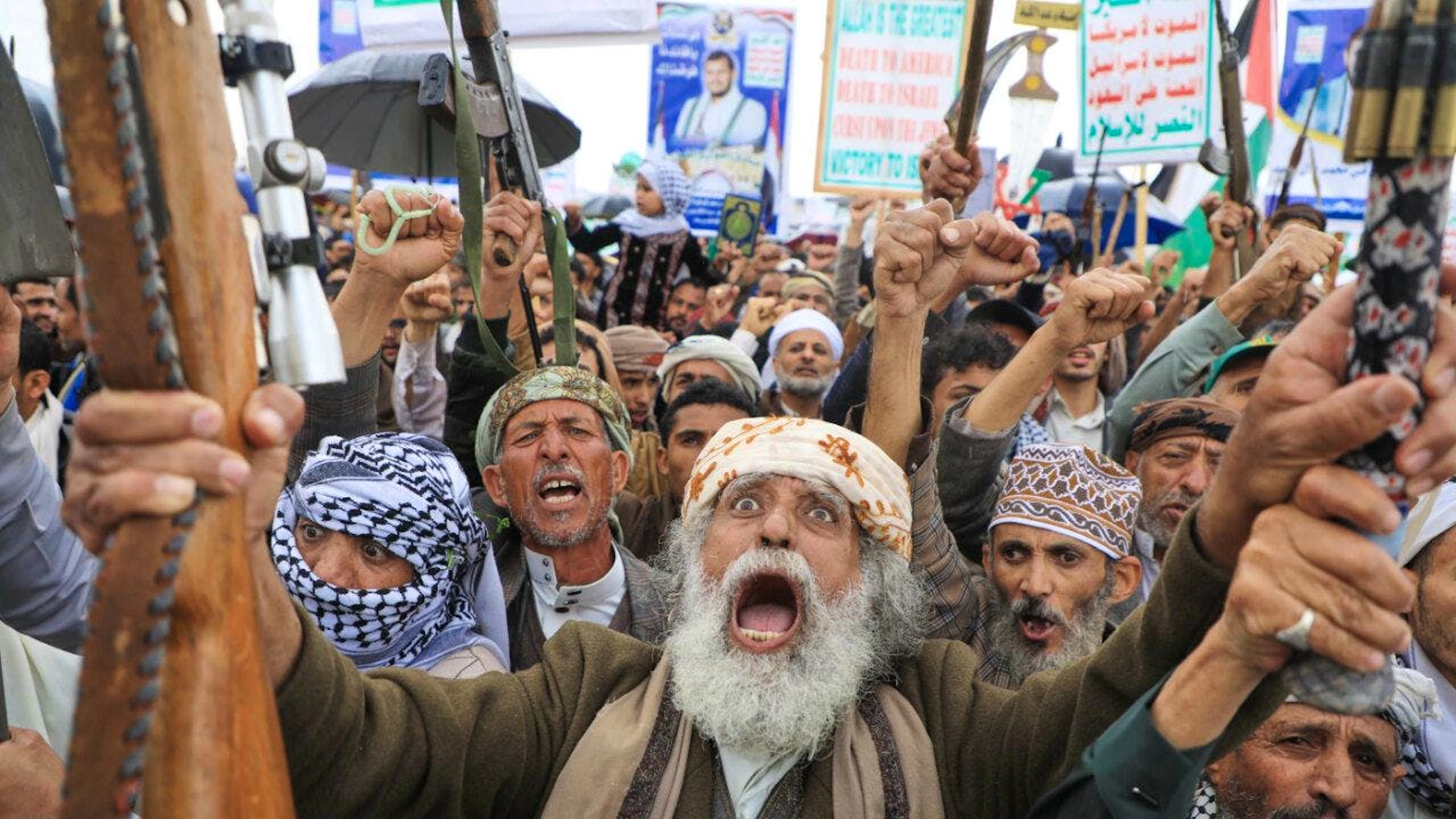 Sostenitori degli Houthi gridano slogan durante una manifestazione contro Israele e la guerra degli Stati Uniti contro l'Iran (foto d'archivio)