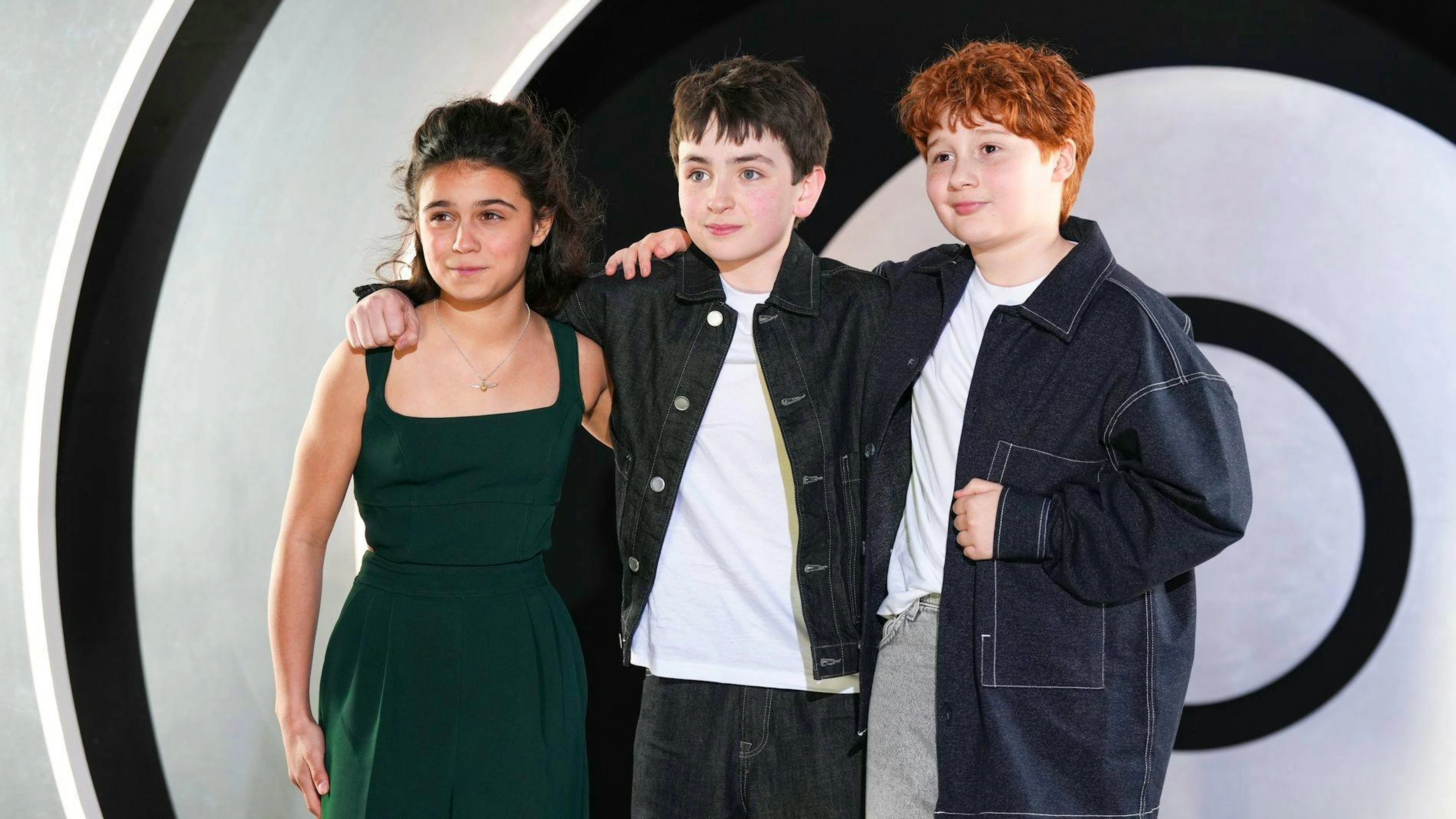 Da sinistra, Arabella Stanton, Dominic McLaughlin e Alastair Stout interpreteranno rispettivamente, Hermione Granger, Harry Potter e Ron Weasley nella serie HBO sul maghetto.