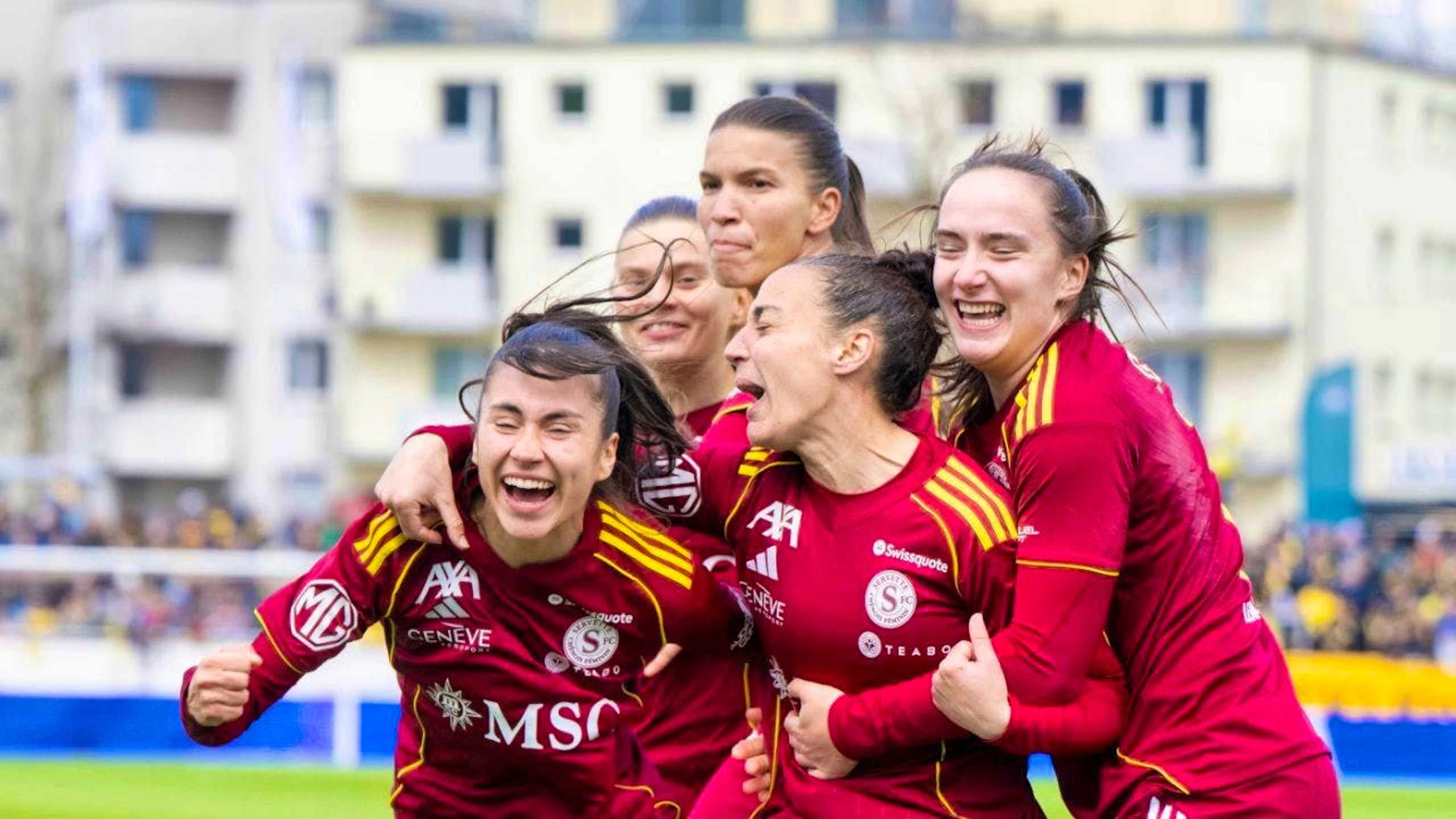The Geneva players around goal scorer Paula Serrano (center) are happy about the 1-0 win