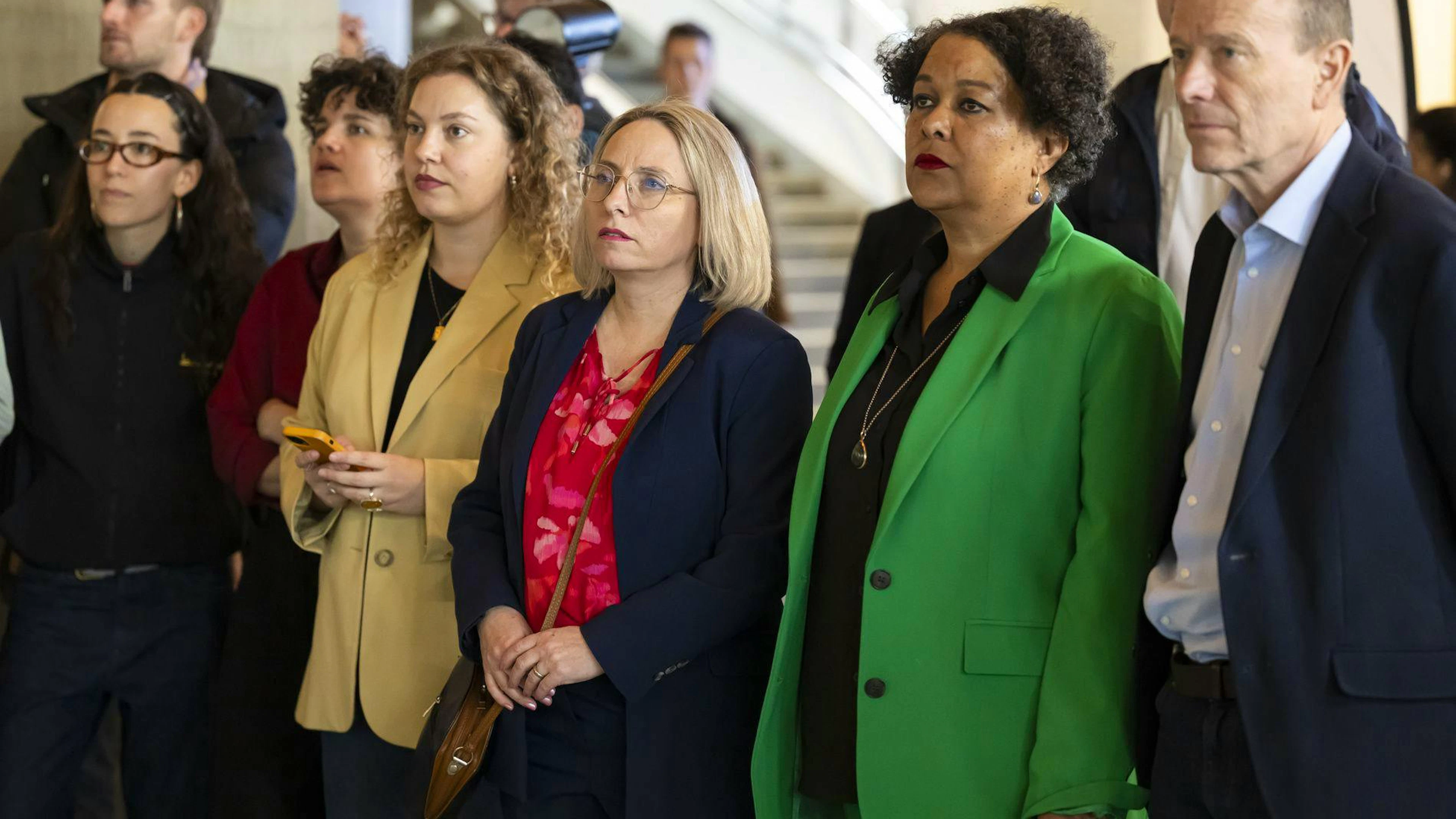 Manuela Kocher Hirt, présidente du PS du canton de Berne (au centre), Brigitte Hilty Haller, coprésidente des Verts du canton de Berne (2e à droite), et Michael Aebersold, du PS (à droite), assistent aux premières estimations des résultats des élections au Conseil-exécutif et au Grand Conseil du canton de Berne, le dimanche 29 mars 2026, à l'hôtel de ville de Berne. Les électeurs du canton de Berne élisent le gouvernement et le parlement, le Grand Conseil. (KEYSTONE/Anthony Anex)