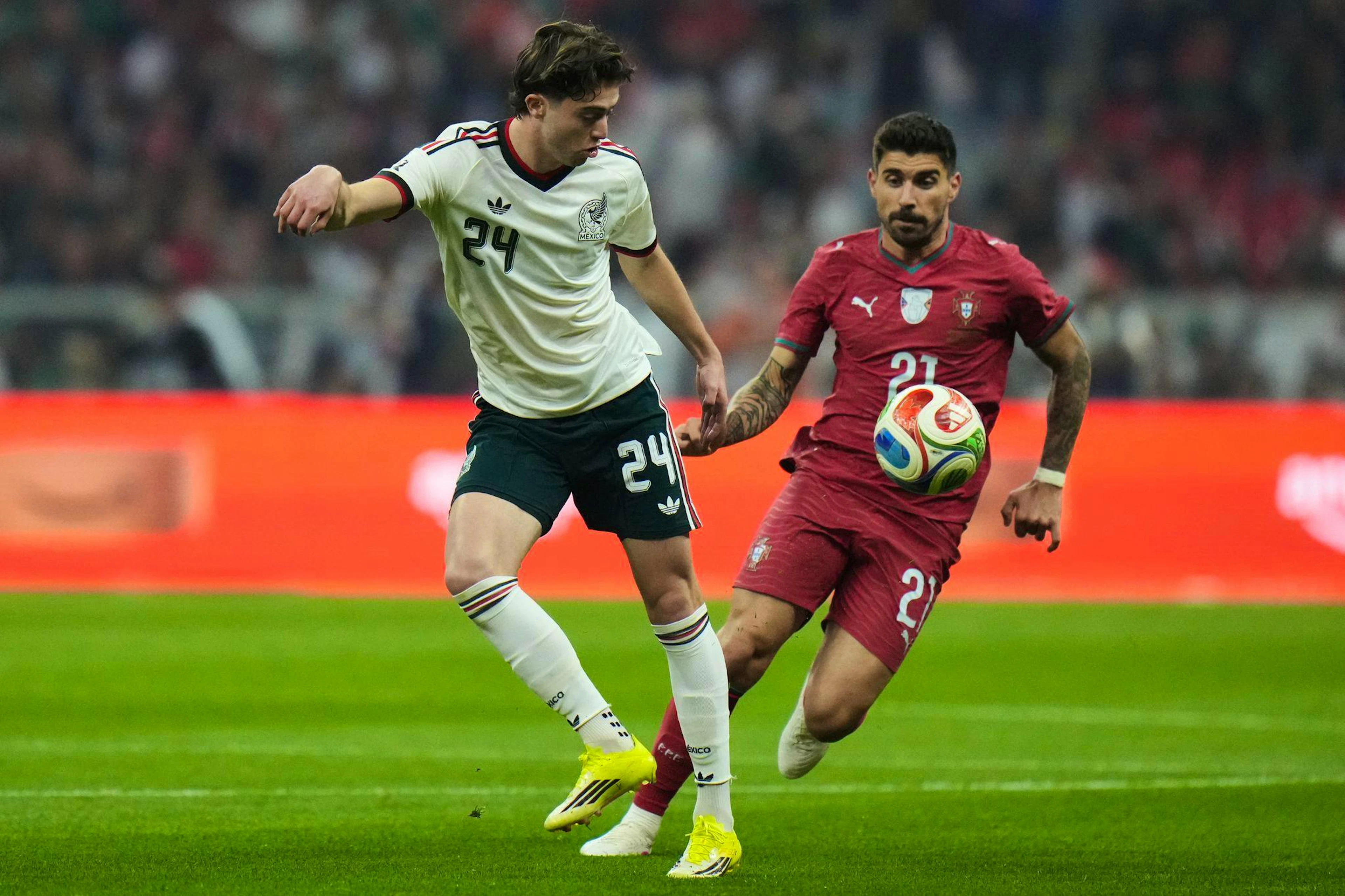 Mexikos Brian Gutierrez (l) trägt das Auswärtstrikot des WM-Co-Gastgebers im Testspiel gegen Portugal.