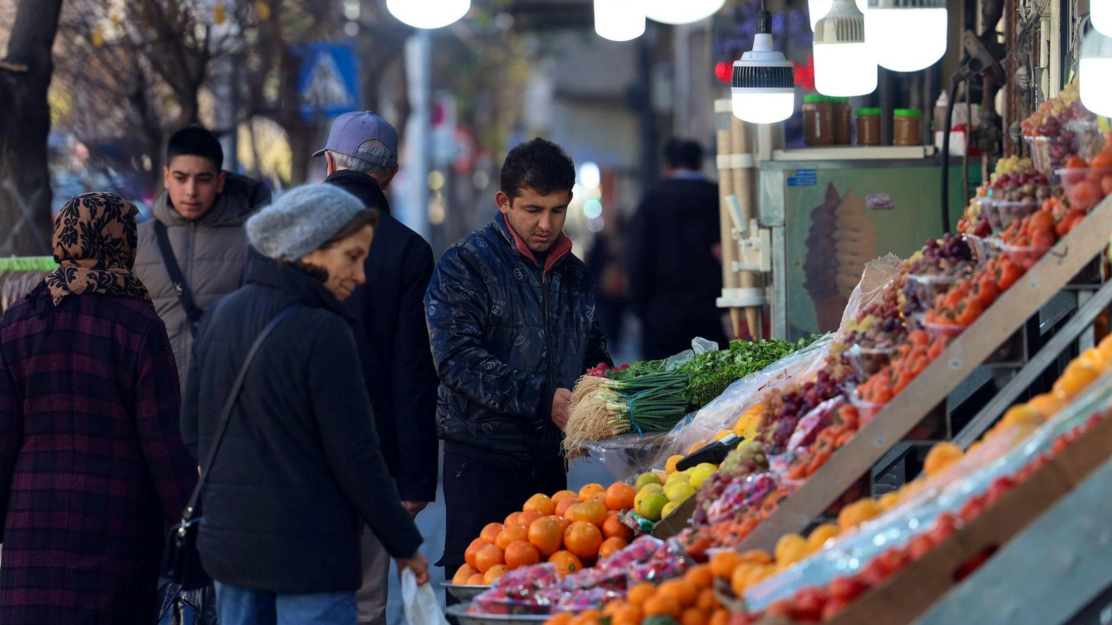L'économie est pénalisée depuis des années par une hyperinflation chronique et une forte dépréciation de la monnaie nationale, le rial, résultat notamment des sanctions internationales imposées à la République islamique.