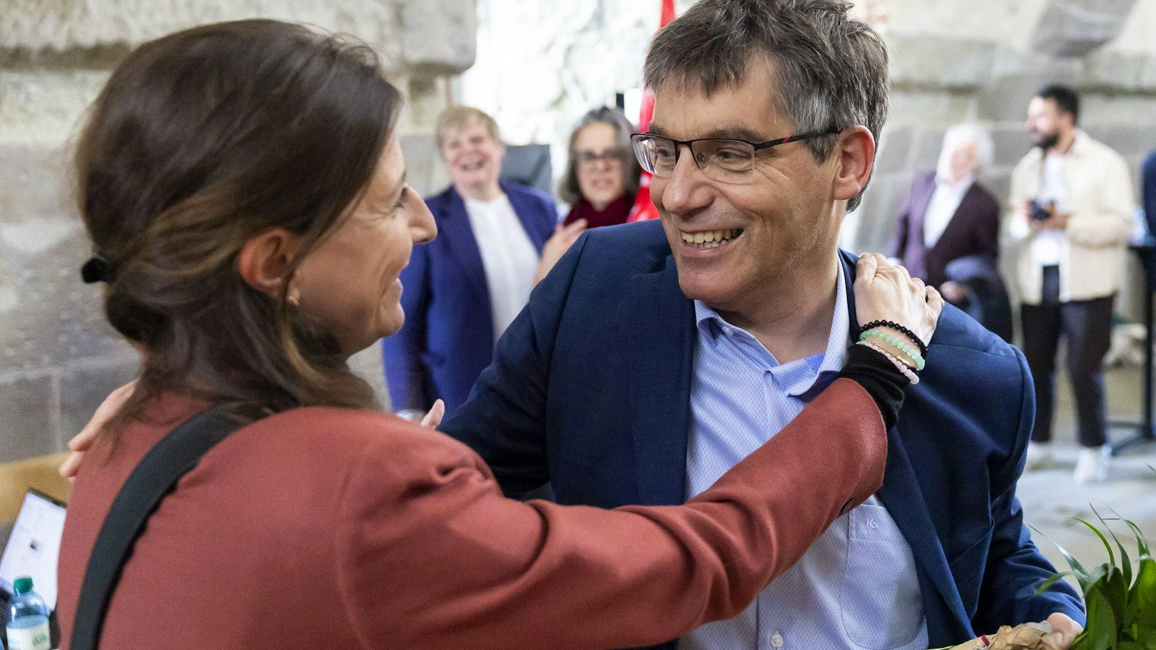 Rebecca Ruiz, gauche, conseillère d'Etat vaudoise, et Roger Nordmann, droite, candidat du parti socialiste vaudois, réagissent lors du 2ème tour de l'élection complémentaire au Conseil d'Etat vaudois le dimanche 29 mars 2026 à Lausanne. (KEYSTONE/Cyril Zingaro)