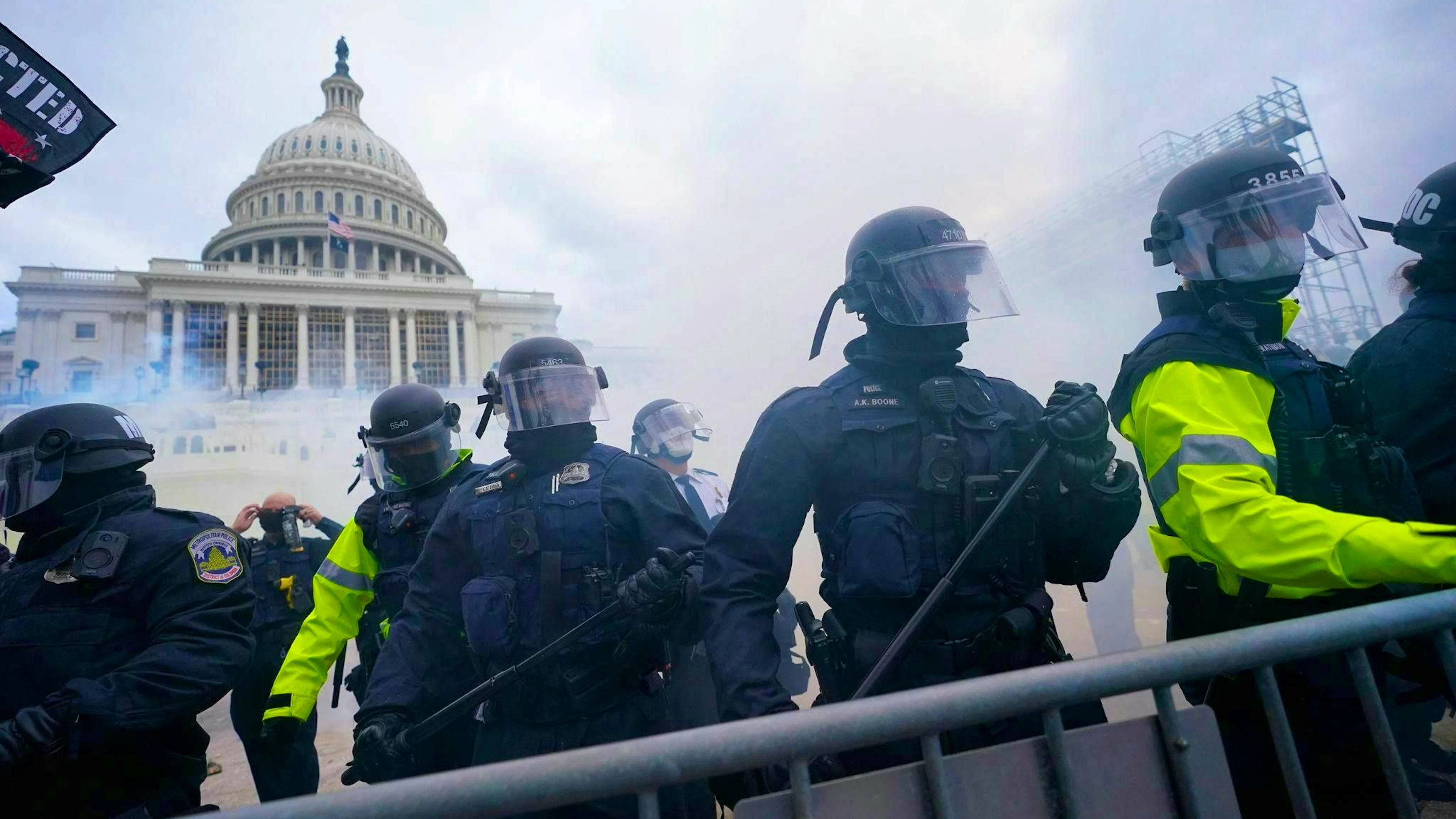 La police tente de protéger le Capitole des intrus.