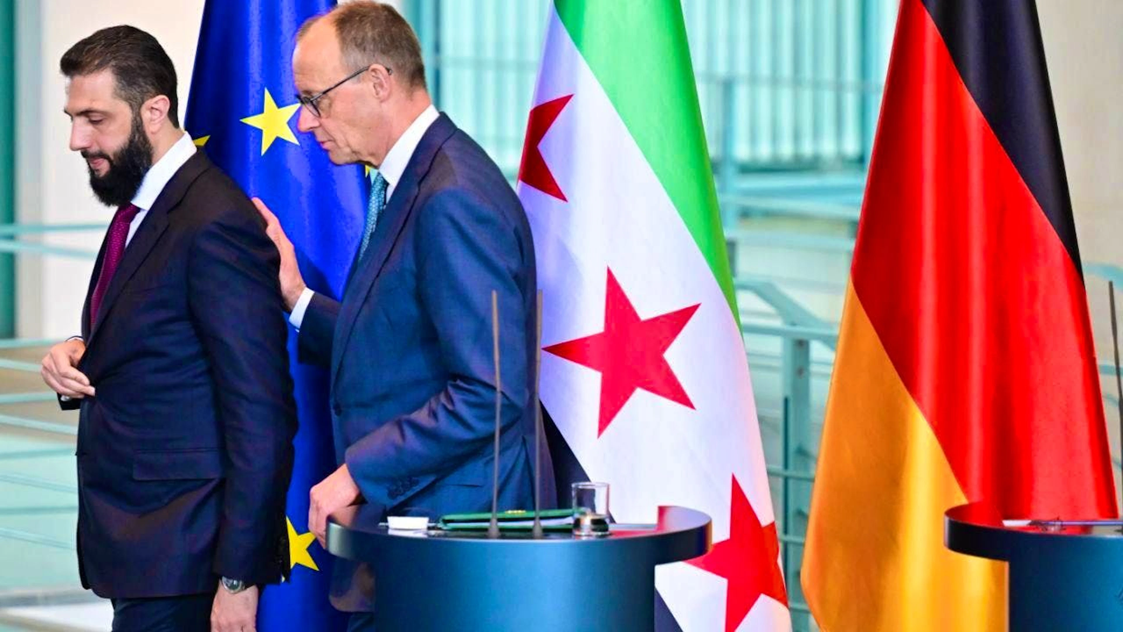 dpatopbilder - Federal Chancellor Friedrich Merz and Ahmed al-Sharaa. Photo: Sebastian Christoph Gollnow/dpa