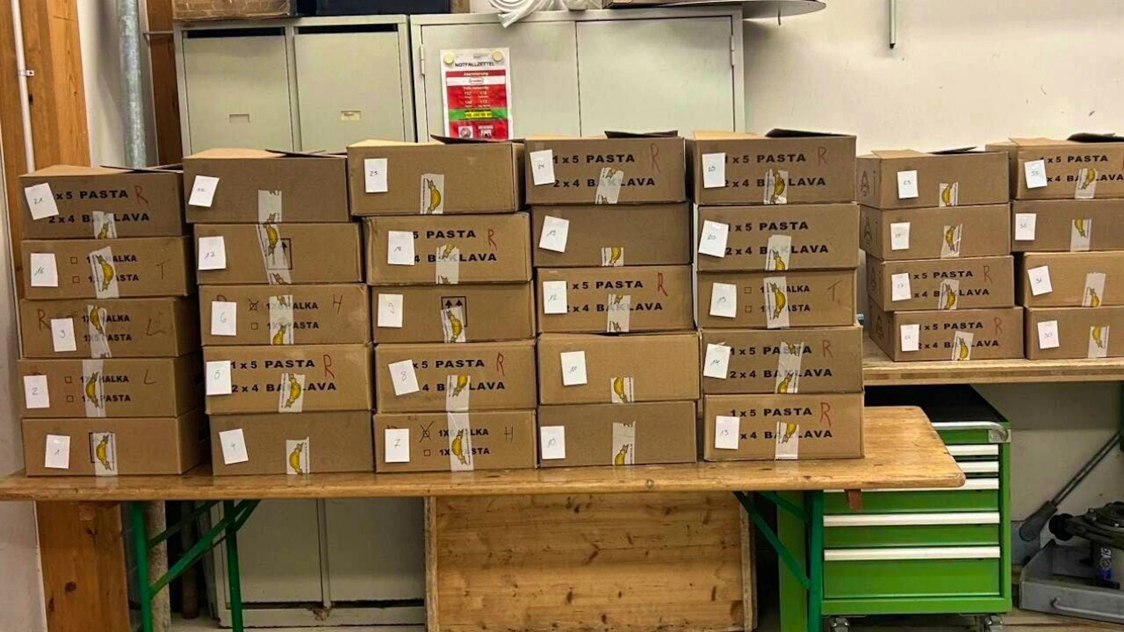 Employees of the Federal Office for Customs and Border Security discovered 270 kilograms of duty-unpaid baked goods at the border crossing in Kreuzlingen TG.