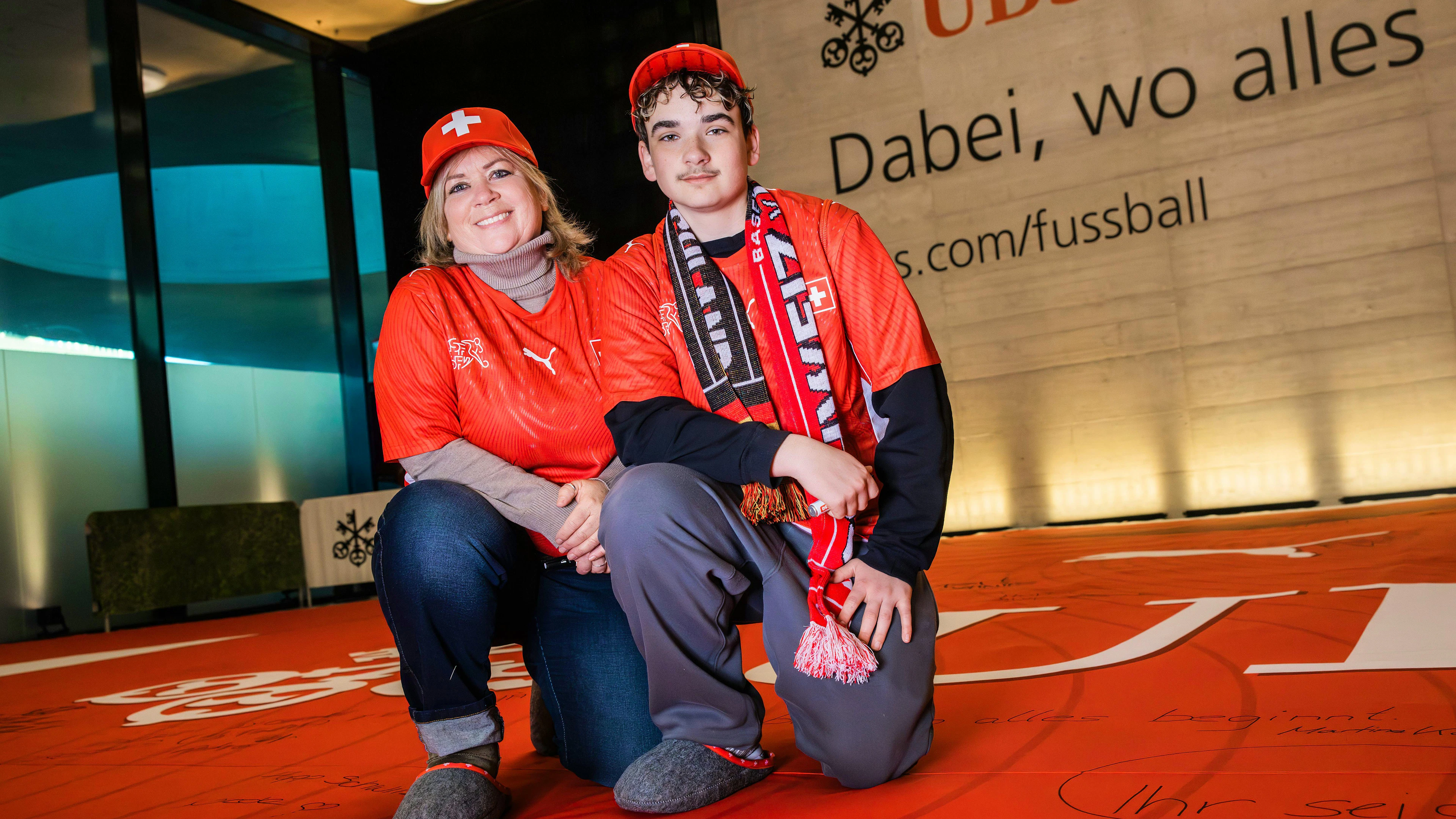 Nicole a fait le déplacement depuis le canton de Schaffhouse avec son fils Jan. «On va être champions du monde», affirme Jan, convaincu.
