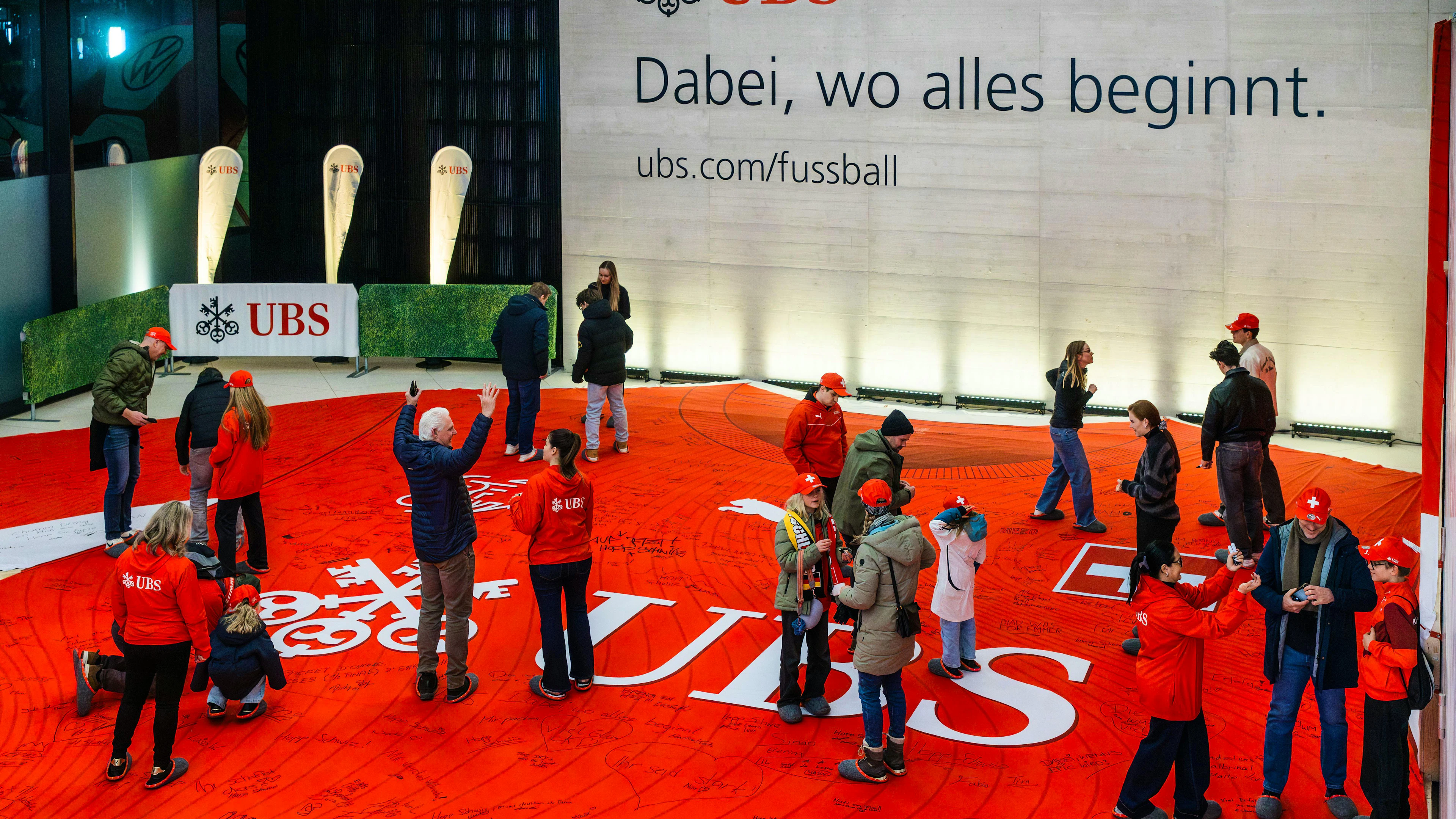 Hunderte verewigen auf dem roten Stoff ihre Botschaft für die Nati.