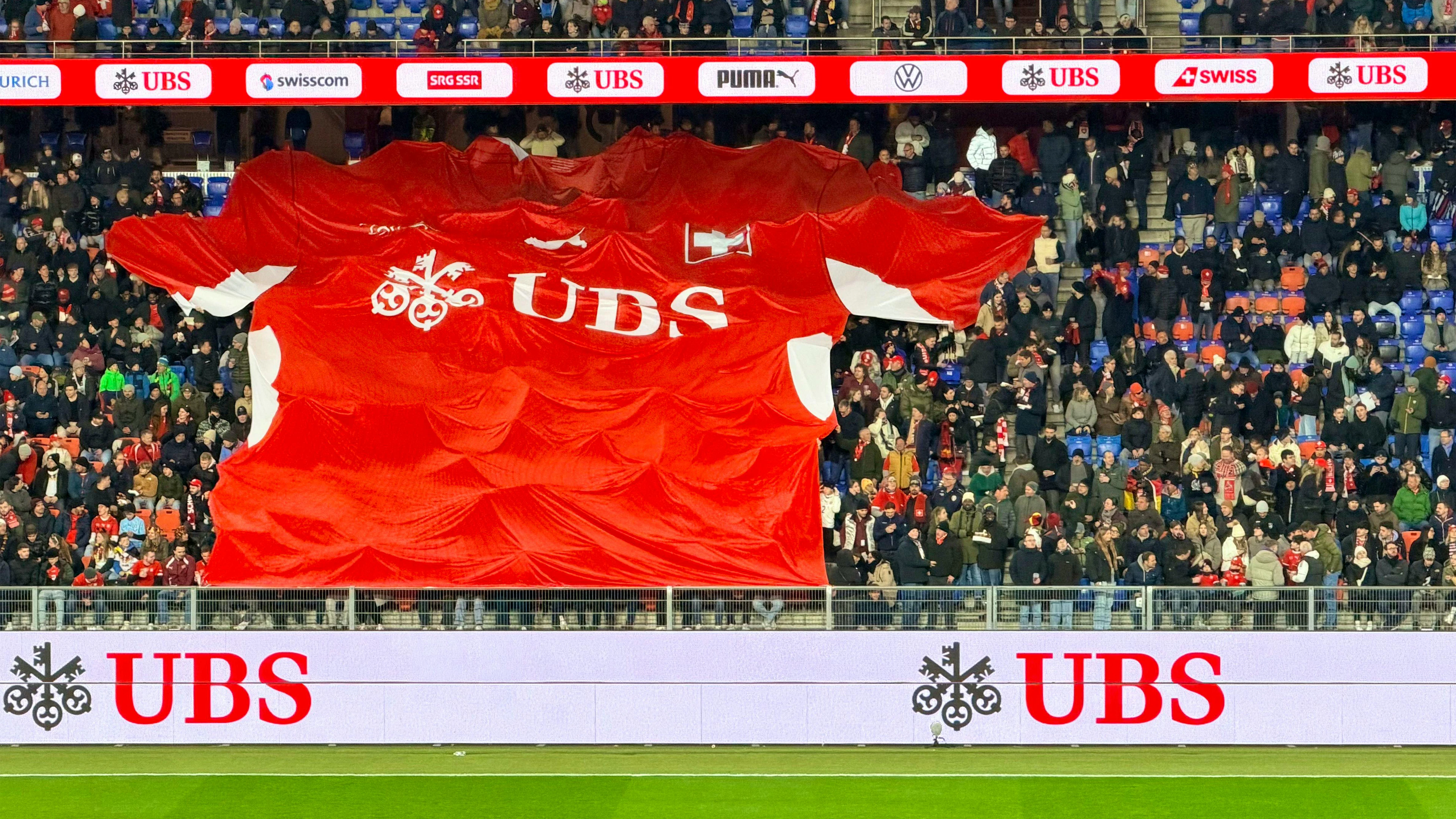 Dabei, wo alles beginnt: Das XXL-Trikot von UBS ist die Attraktion beim Testspiel gegen Deutschland. Es misst 250 Quadratmeter.