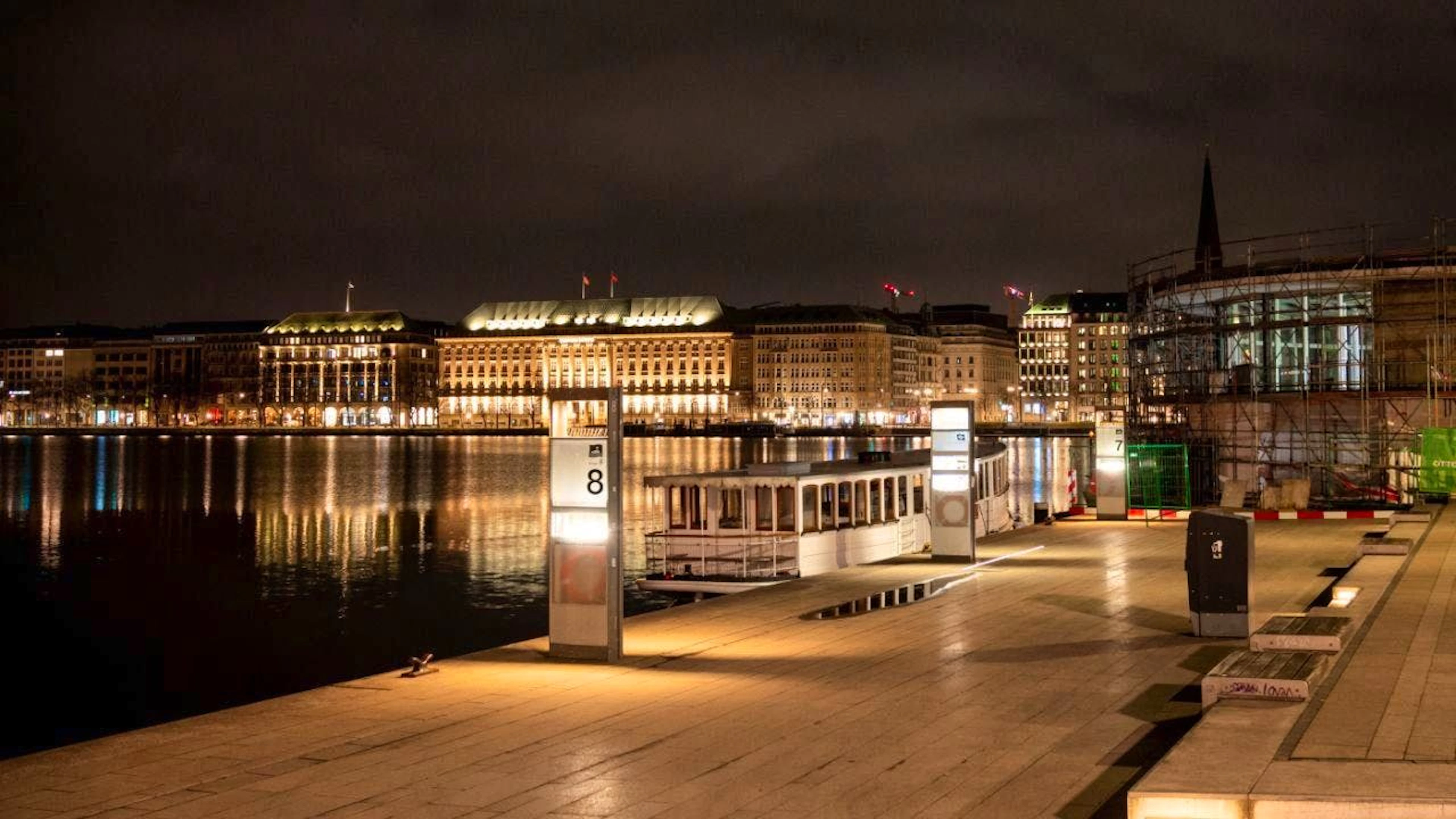View of the Inner Alster. In the evening, police captured a wolf swimming in the water that had previously bitten and injured a woman. Photo: Daniel Bockwoldt/dpa