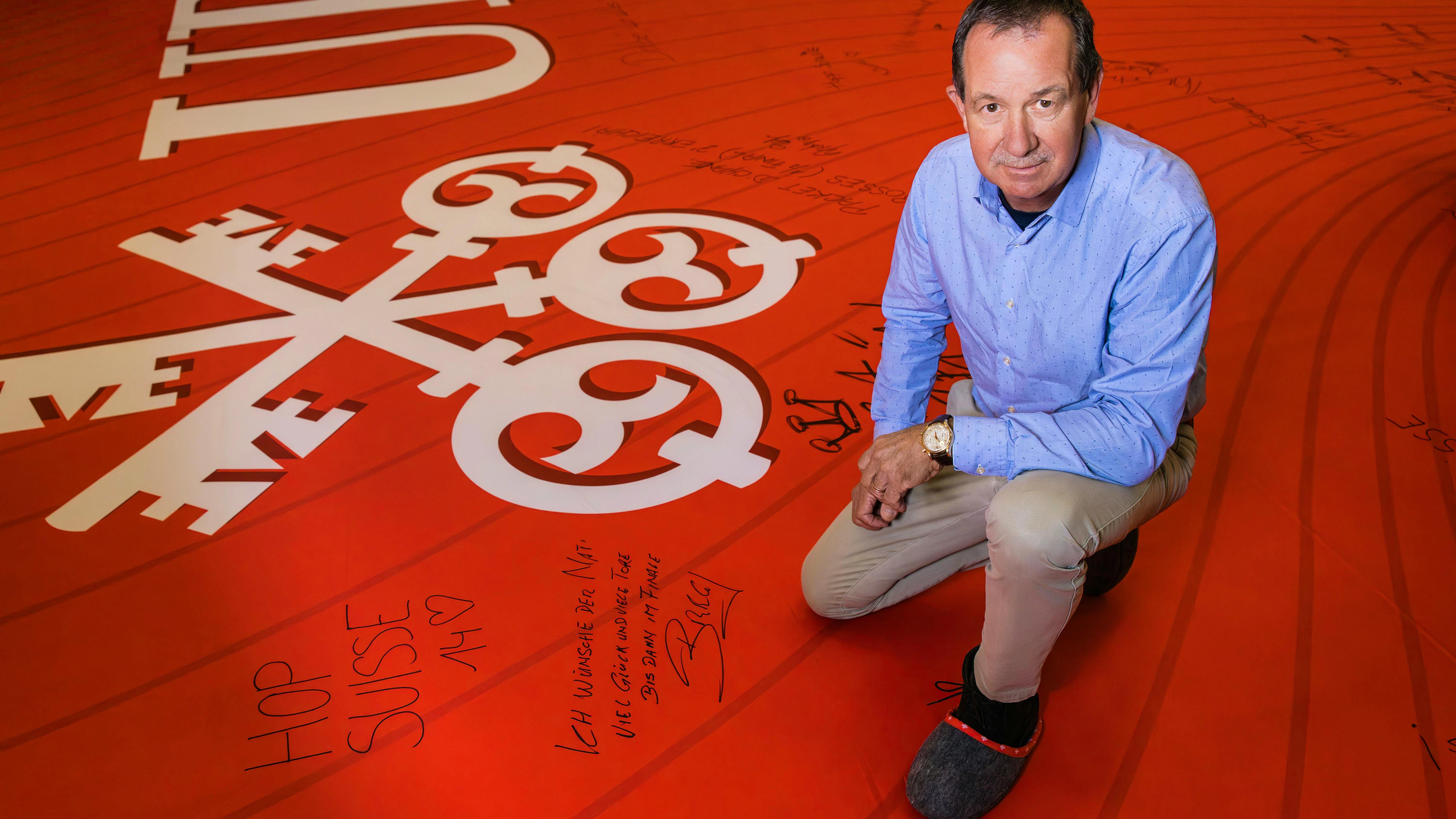 Mit Georges Bregy verewigt eine zweite Nati-Legende motivierende Worte auf dem XXL-Trikot. Bregy glaubt an den Finaleinzug.