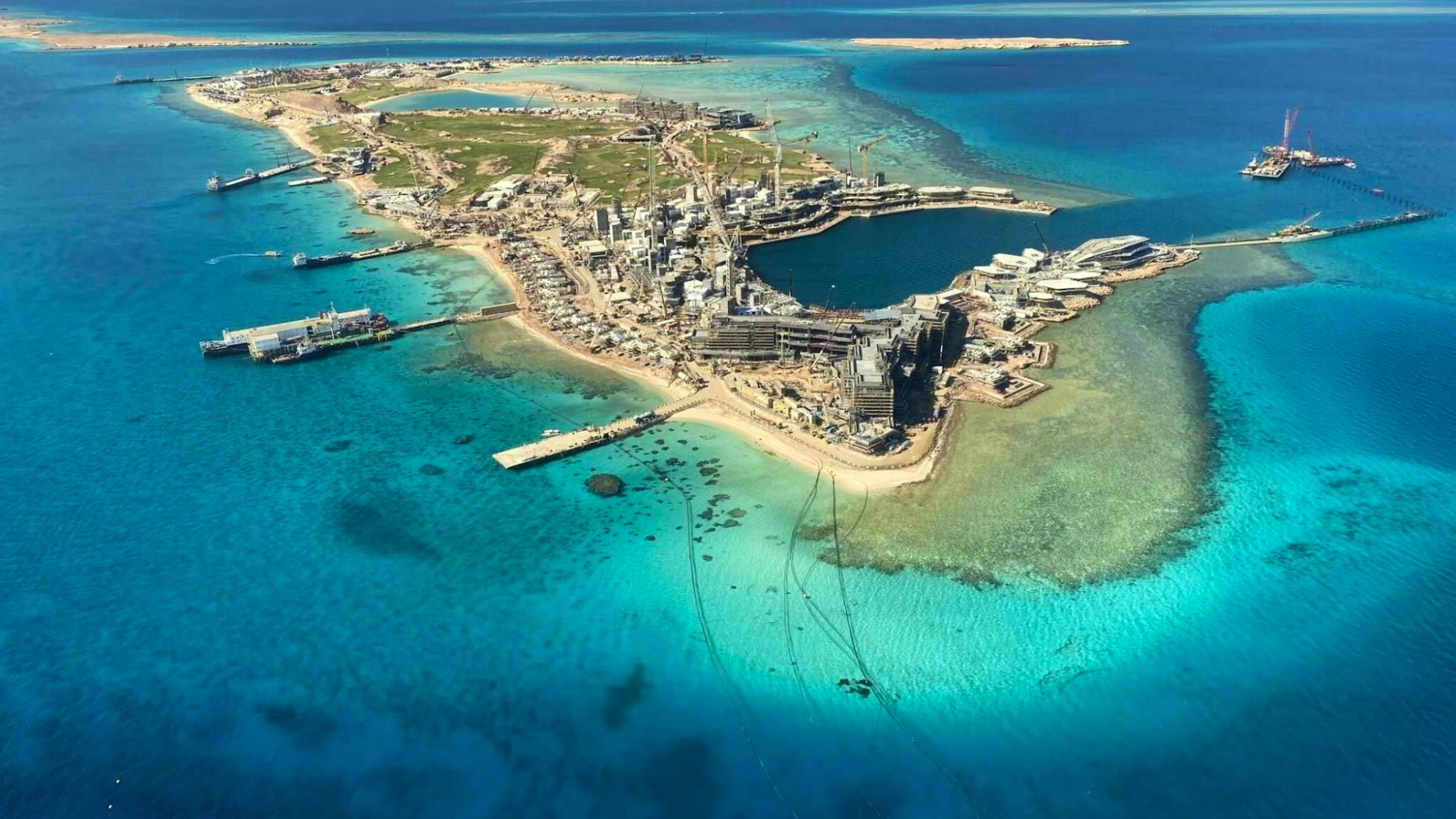 Für einmal kein Rendering: Die Luxusinsel Sindalah im Roten Meer im Bau. Im Oktober 2024 feierte sie ein spektakuläres Soft-Opening – der reguläre Betrieb lässt dennoch weiter auf sich warten.