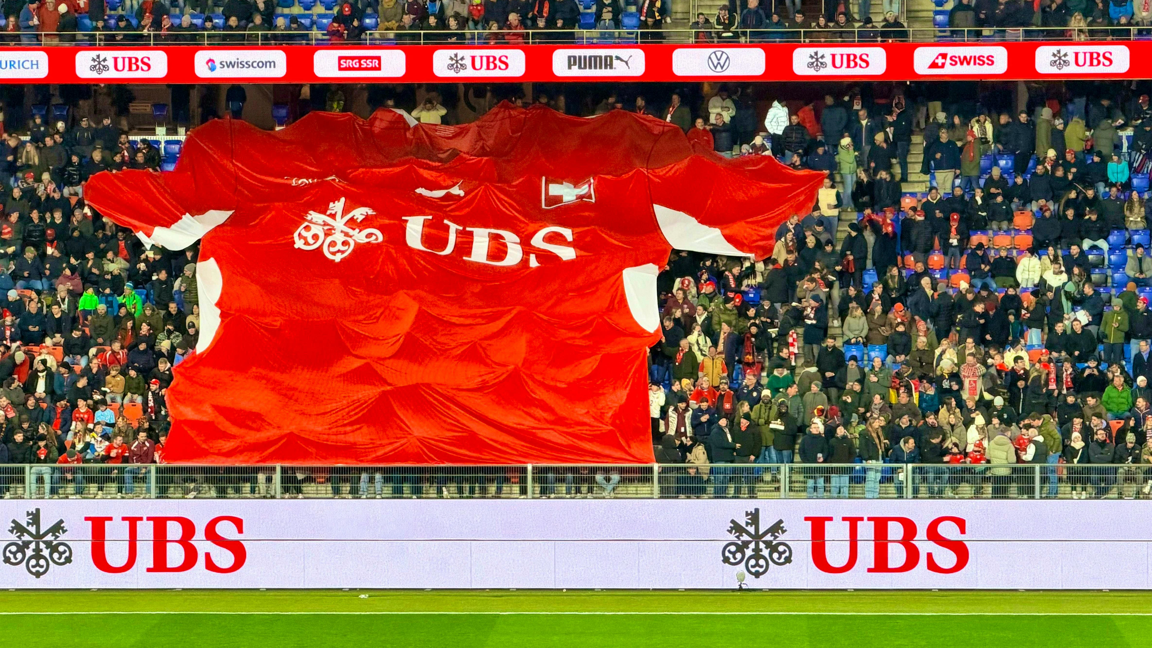 Là, où tout commence: le maillot géant d'UBS est la star du match de préparation contre l'Allemagne. Il mesure 250 mètres carrés.