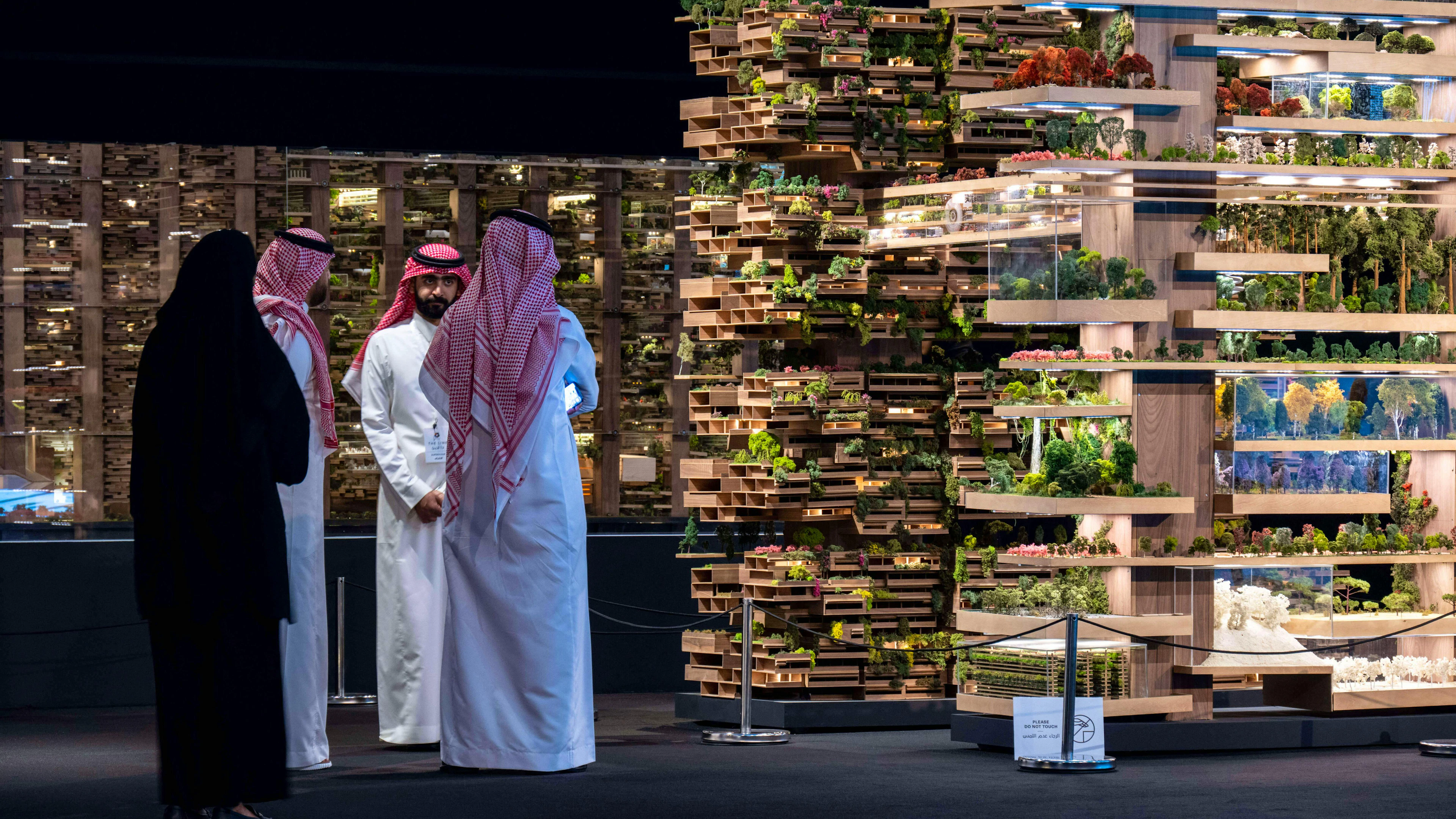 Ein Blick auf die Vision: Saudische Besucher bestaunen im November 2022 in Riad ein Modell von «The Line». Schon früh wird klar, wie stark das Projekt auf Inszenierung setzt – und wie sehr es weltweit Aufmerksamkeit erzeugt.