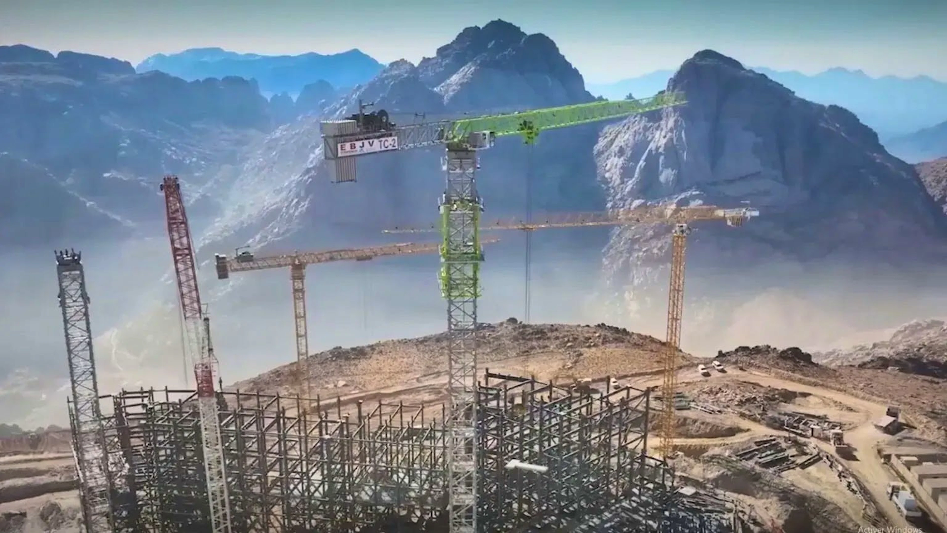 Riesige Baukräne prägen die Baustelle von Trojena im Nordwesten Saudi-Arabiens. Doch im März 2026 wurden überraschend zentrale Ausbauprojekte gestoppt – ein deutlicher Hinweis darauf, wie stark das Prestigeprojekt unter Druck geraten ist.