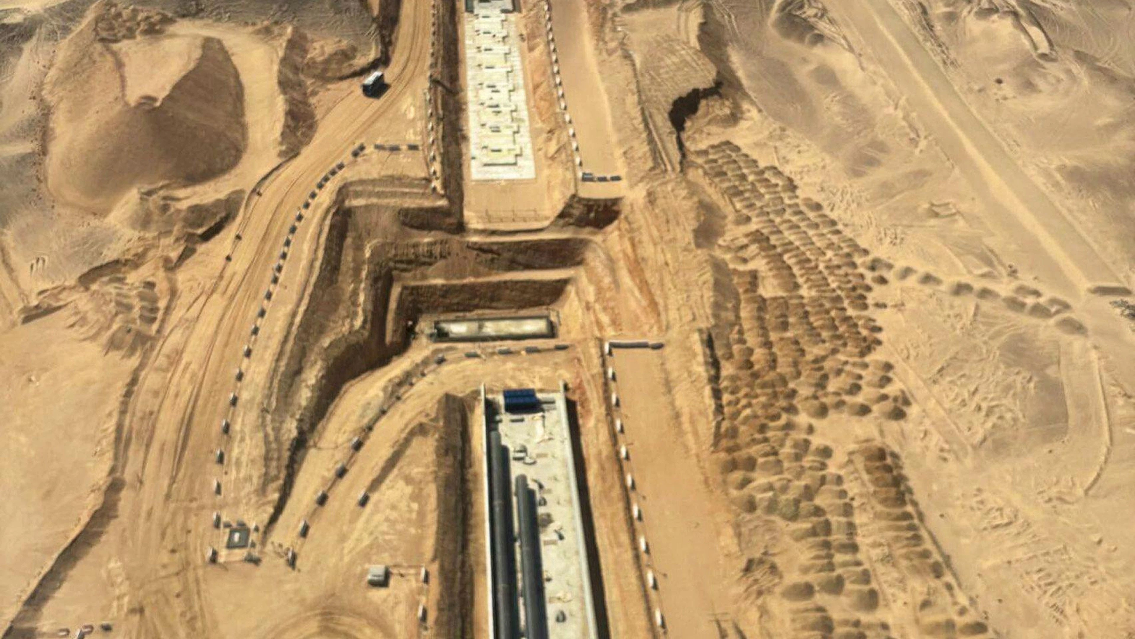 So unreal ist «The Line» nicht: 2025 entstehen erste Betonfundamente und Versorgungstunnel entlang der Trasse. Doch wie weit das Projekt tatsächlich gebaut wird, ist offen.