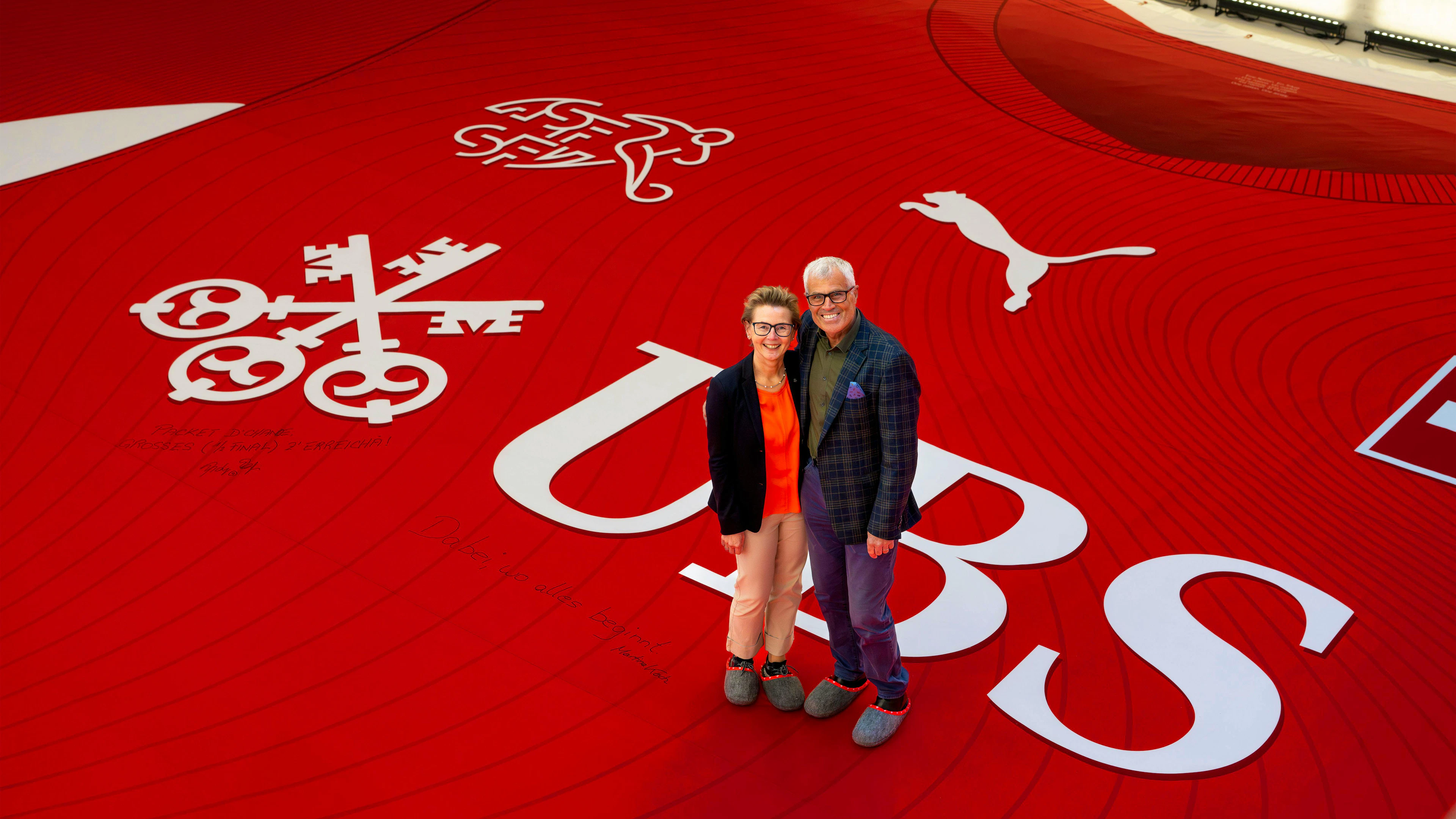 Martina Koch, Responsable Corporate &amp; Real Estate Banking Bâle chez UBS, et la légende de la Nati Andy Egli ont été les premiers à inscrire un message sur le maillot, inaugurant ainsi ensemble cette action fans.