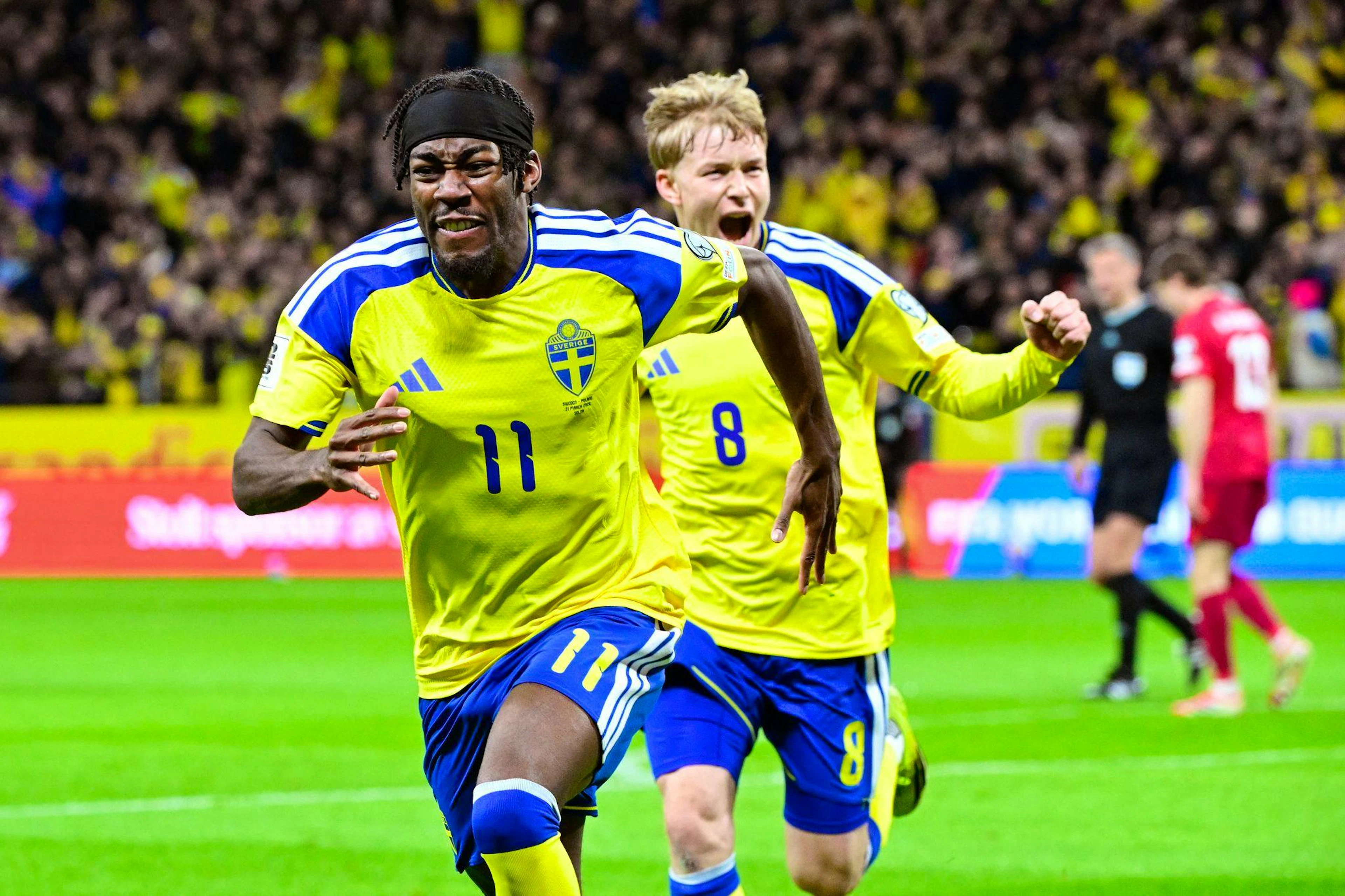 Elanga und Svensson bejubeln einen Treffer im schwedischen Heimtrikot.