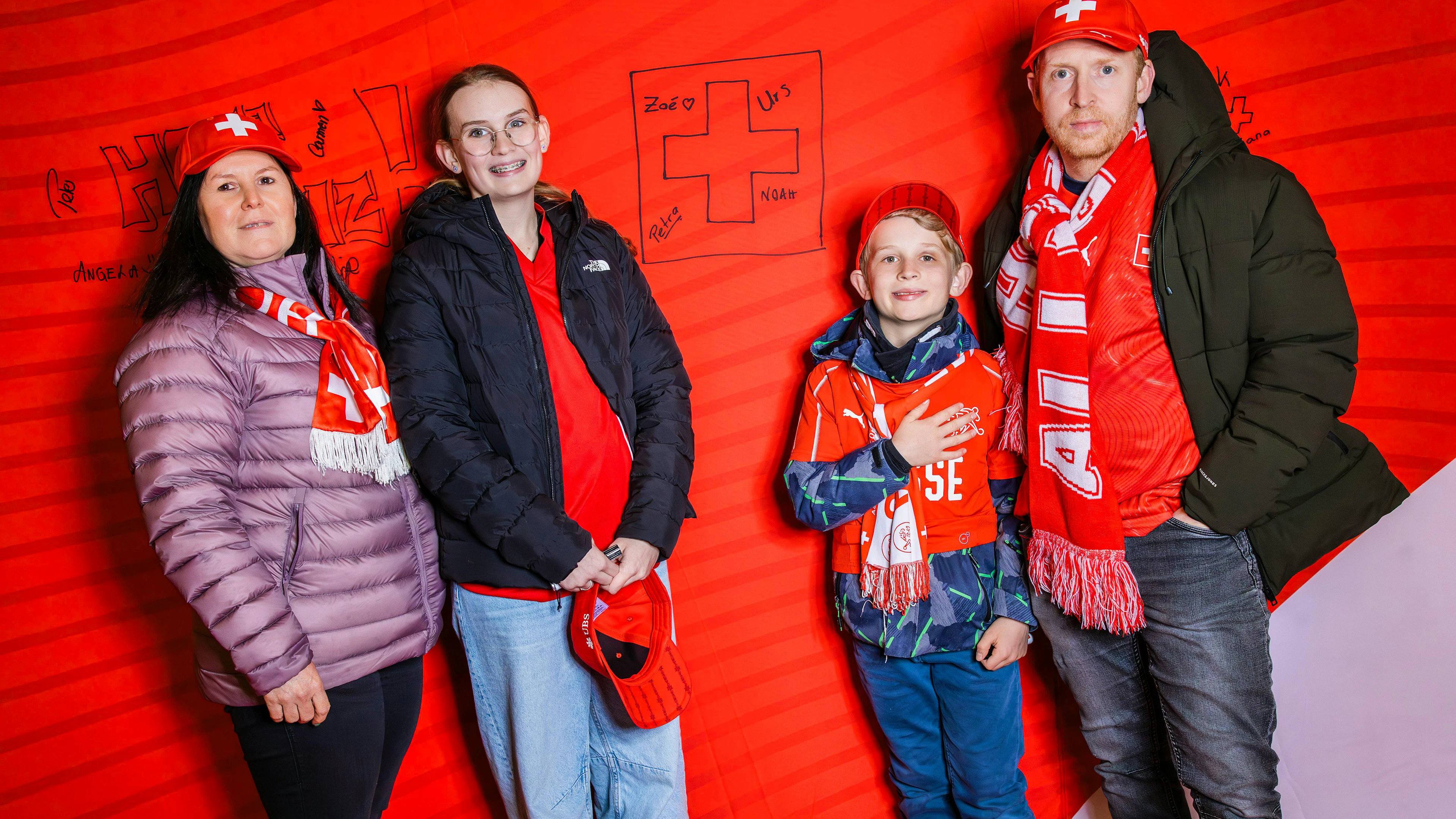 La famille Nussbaumer s'est immortalisée sur le tissu rouge avec une croix suisse – et tous les prénoms de la famille.
