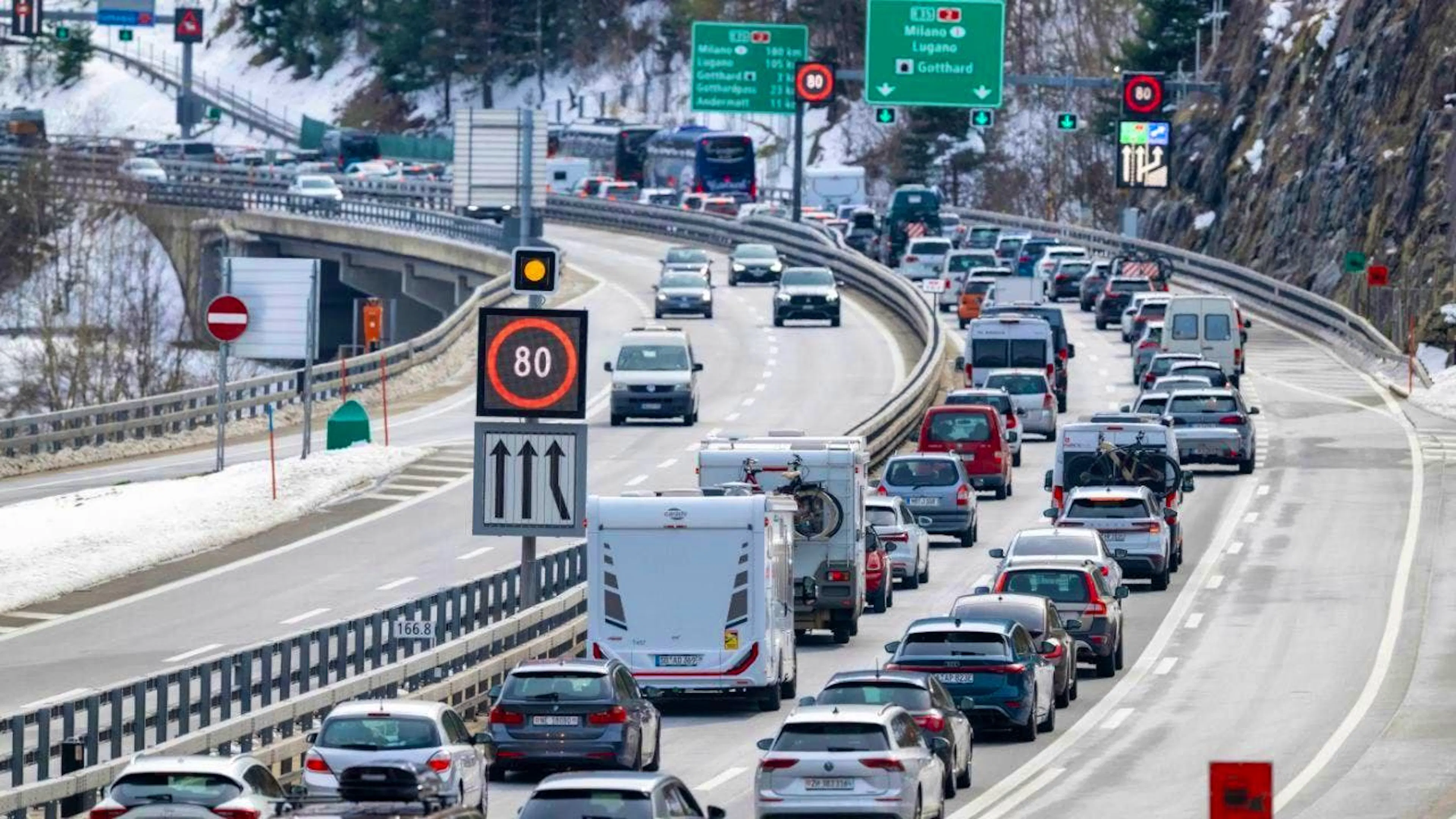 Vacation traffic to the south causes traffic jams on the Gotthard