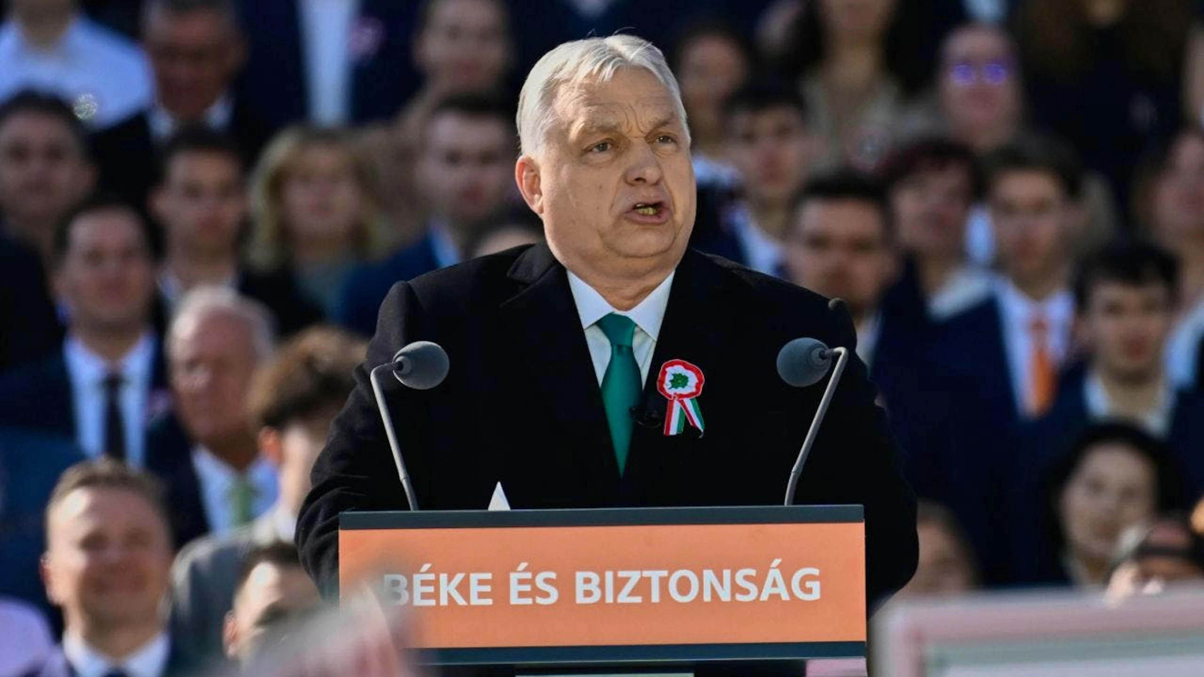 ARCHIV - Ungarns Ministerpräsident Viktor Orban spricht zu seinen Anhängern während einer Demonstration. Foto: Denes Erdos/AP/dpa