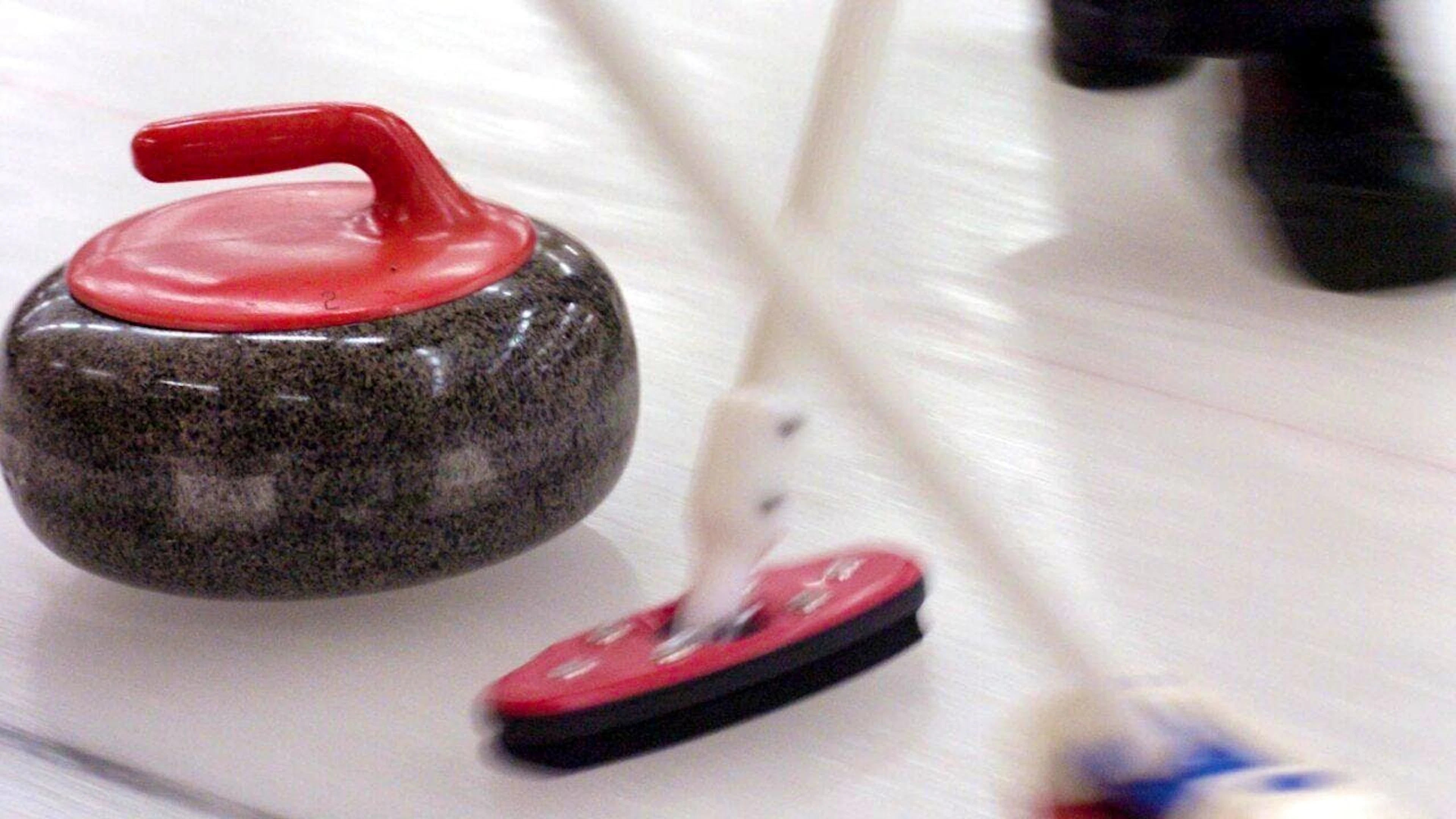 Der Richtung und Länge  des Curlingsteins wird auch mit dem Wischen bestimmt