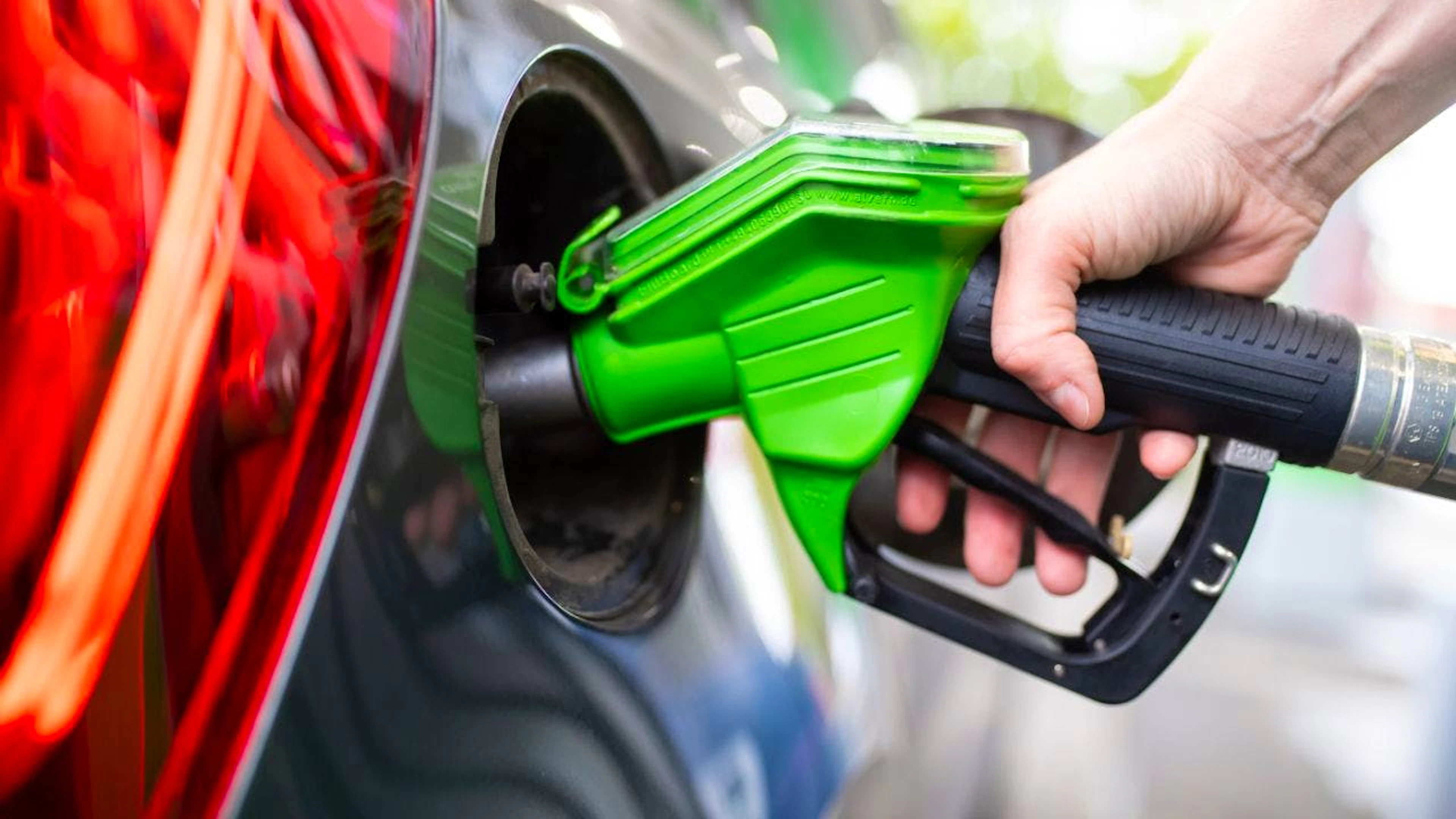 Ungünstiges Timing: Ausgerechnet zum verkehrsreichen Oster-Beginn erreichen Benzin- und Dieselpreise für Motorisierte ärgerliche Spitzen. 