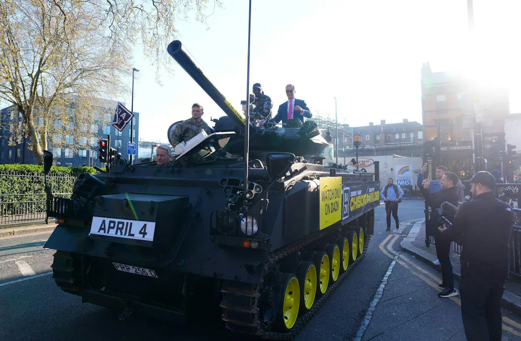 Boxer Derek Chisora fährt im Panzer durch London