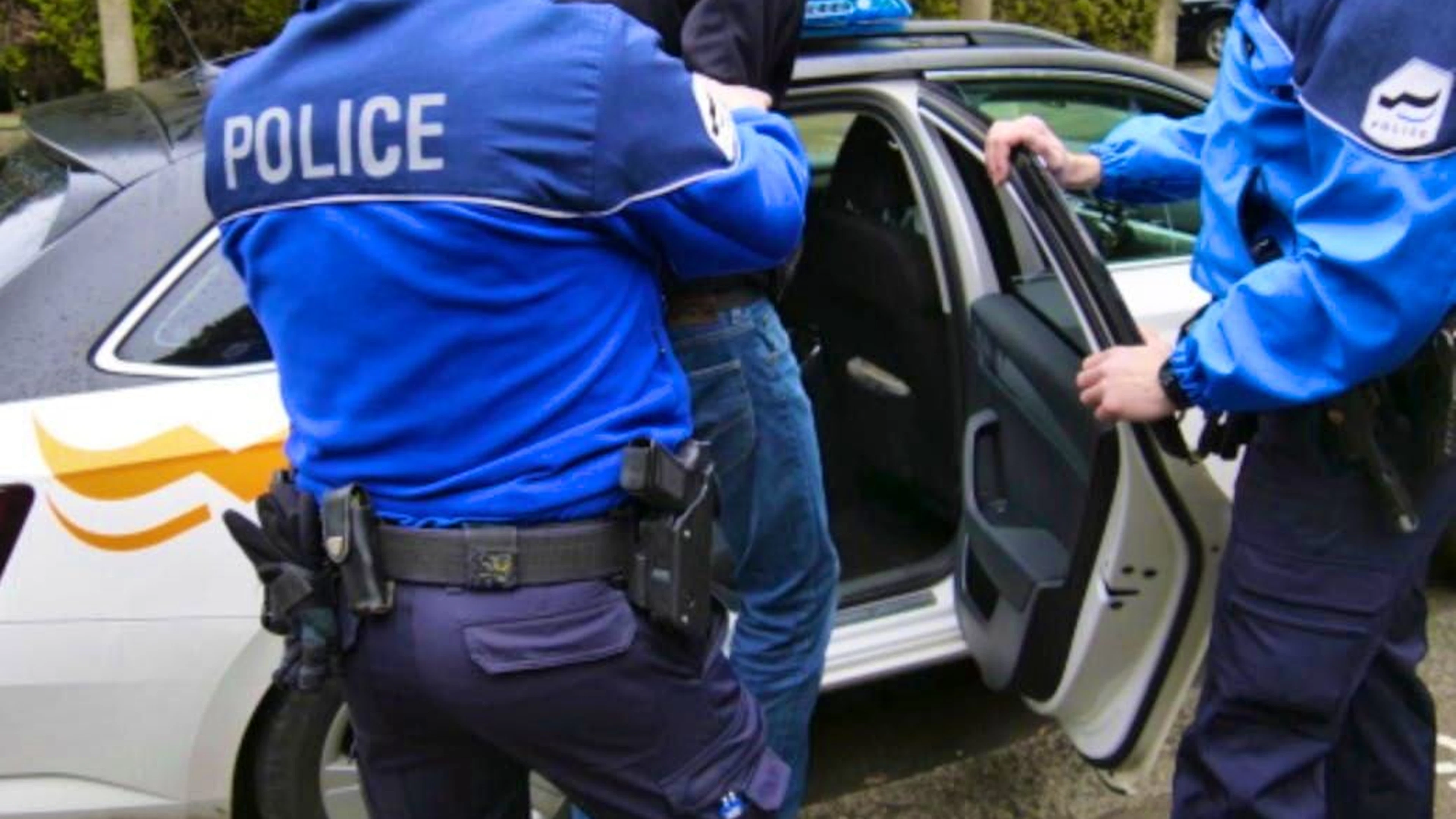 The Fribourg cantonal police have solved a series of over one hundred cellar break-ins and arrested three suspects.