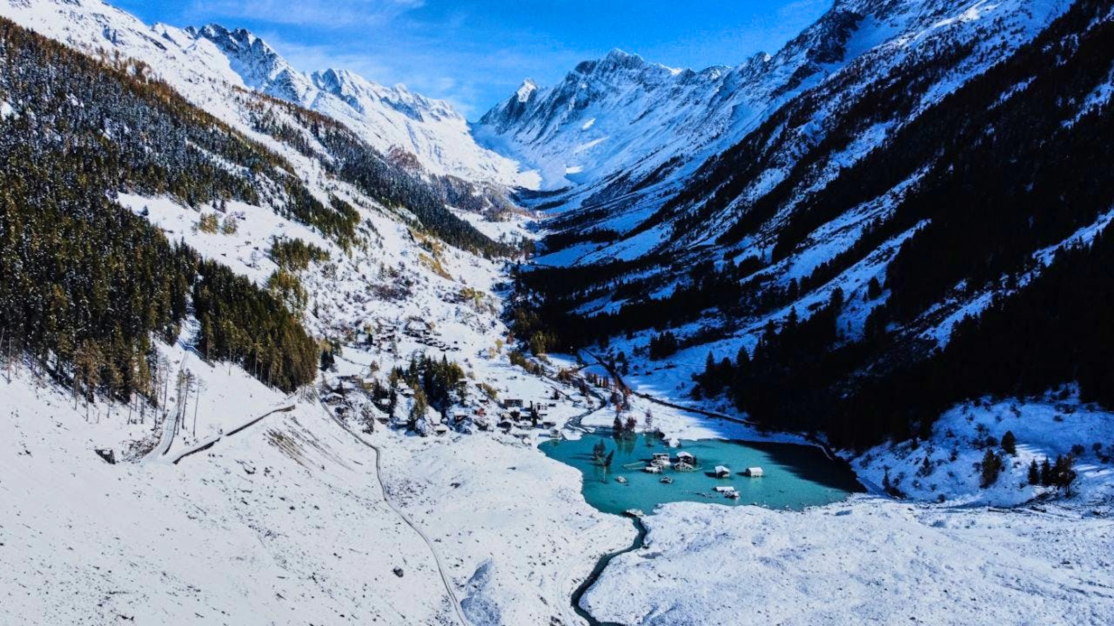 A la suite de l'éboulement du 28 mai 2025, qui a enseveli une grande partie du village valaisan de Blatten et fortement compromis les accès routiers, la desserte de la vallée est actuellement assurée par des solutions provisoires (archives).