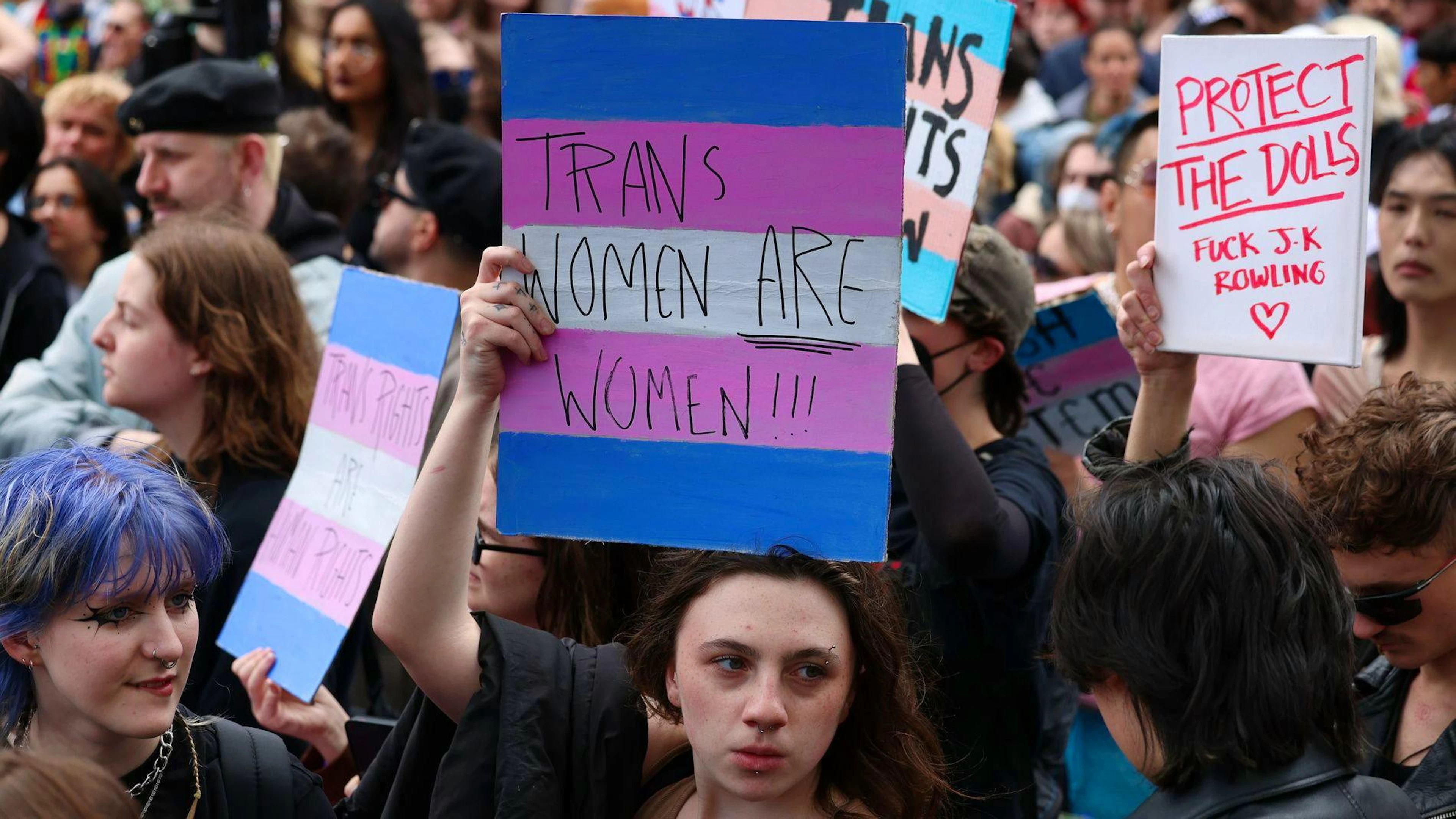 «Les femmes trans sont des femmes» sur un signe aux couleurs de la transidentité, lors d’une manifestation à Washington (archives).