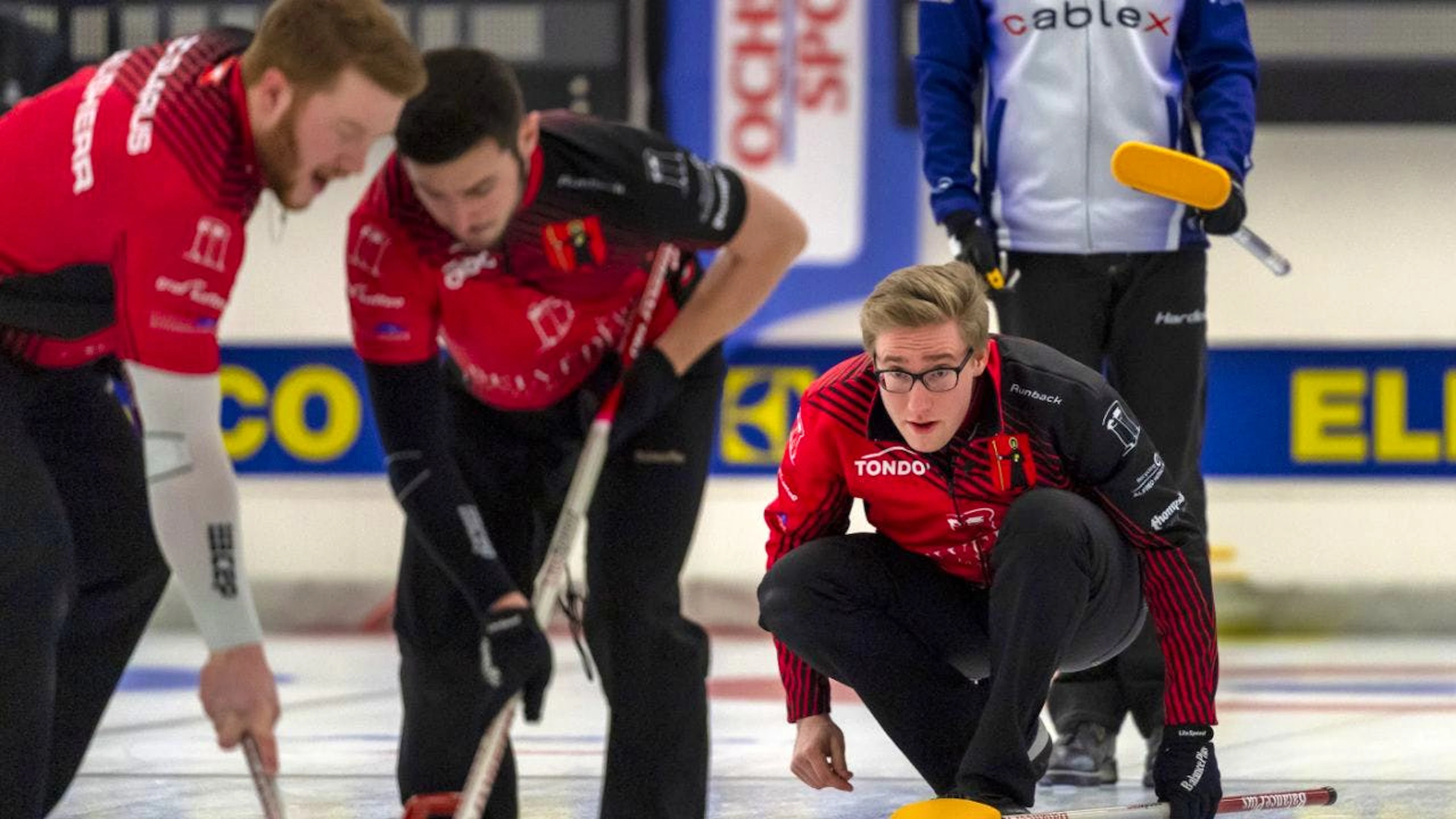 Das Schweizer Team mit Skip Marco Hösli (rechts) fegt Südkorea vom Eis