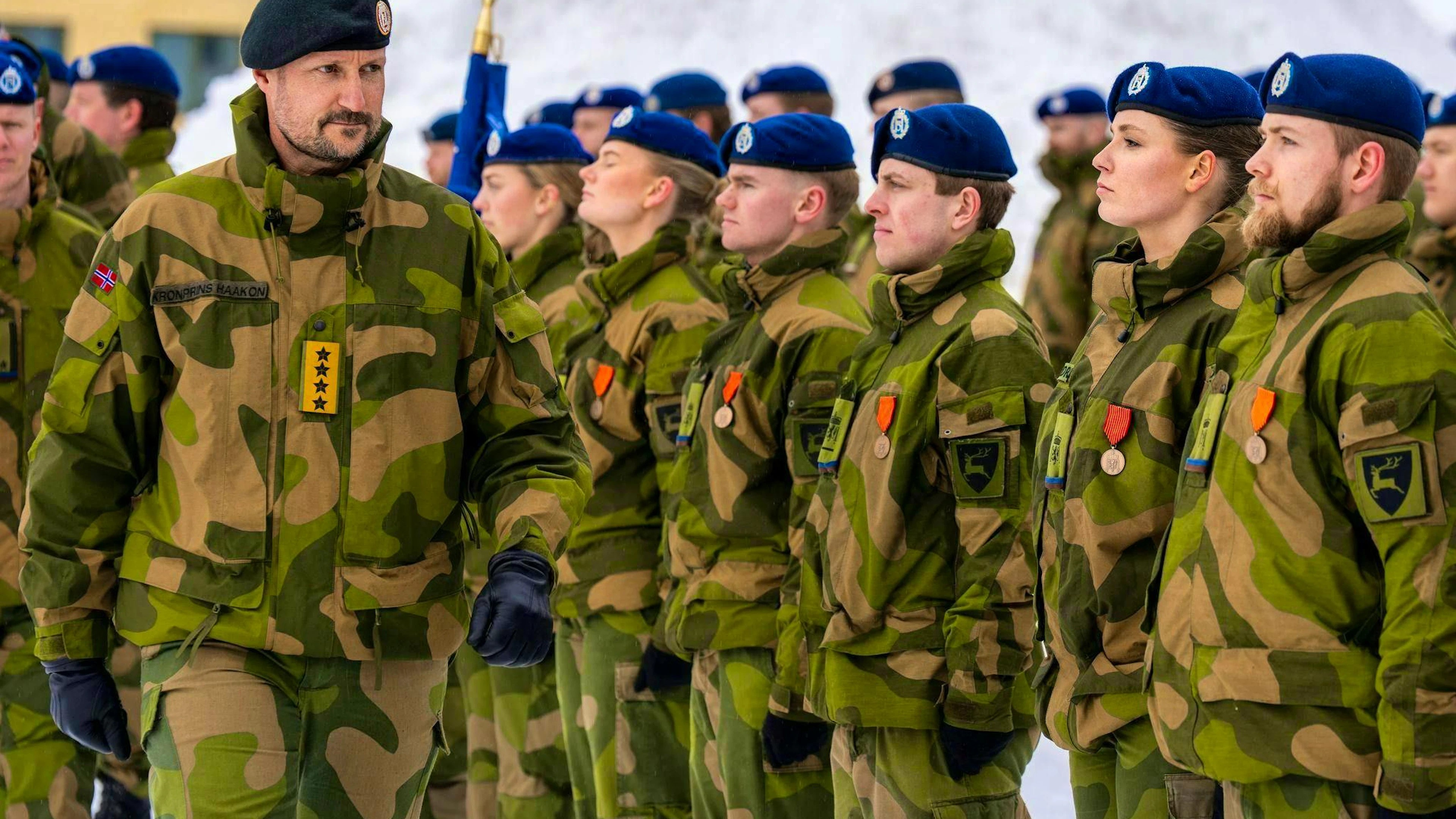 La principessa Ingrid Alexandra (seconda da destra) ha ricevuto la visita del padre, il principe ereditario Haakon, durante la cerimonia di laurea.