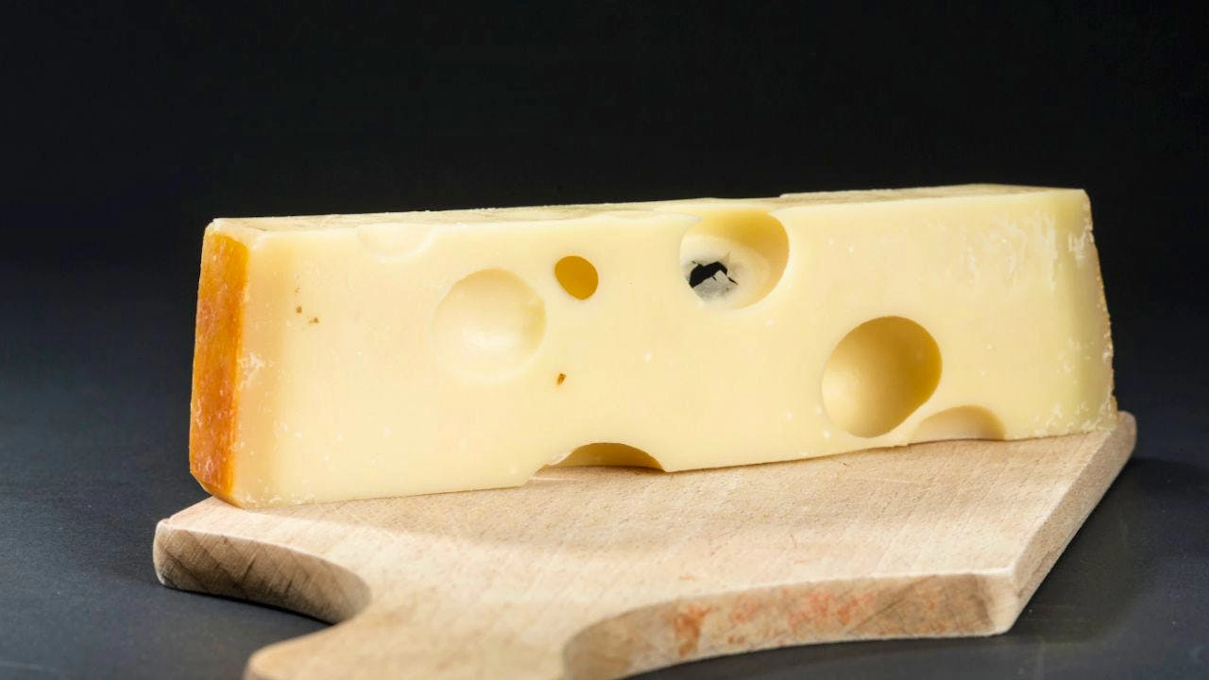 Emmentaler ohne Löcher? Ein Käser verrät, wie ein Hauch Bioheublumen das traditionelle Käsebild rettet - und warum die Milch heute zu sauber ist. (Symbolbild)
