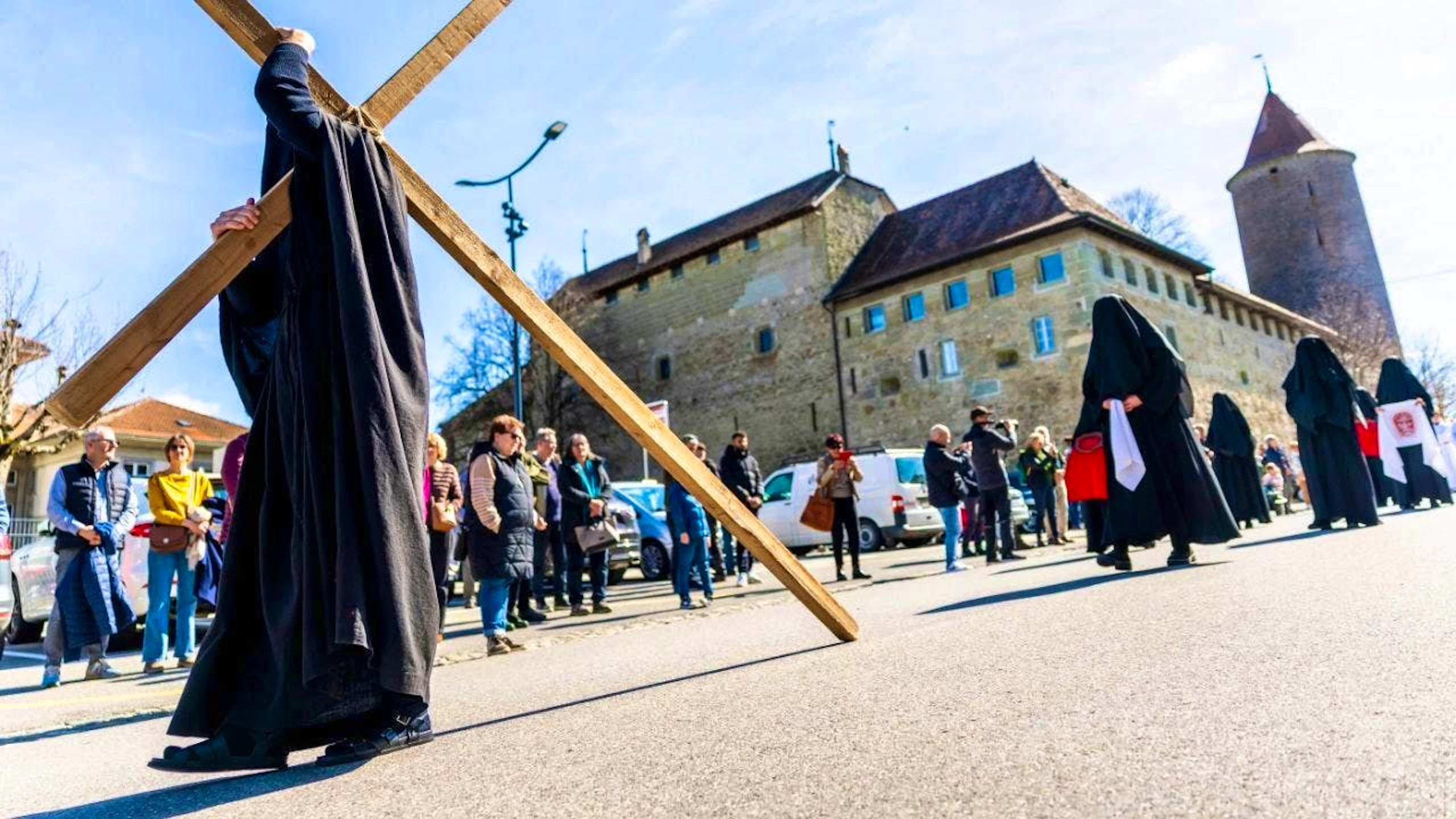 14 mourners - the "Pleureuses" - traditionally carry the cross of Christ through Romont in Fribourg on Good Friday. The custom dates back to the 14th century.