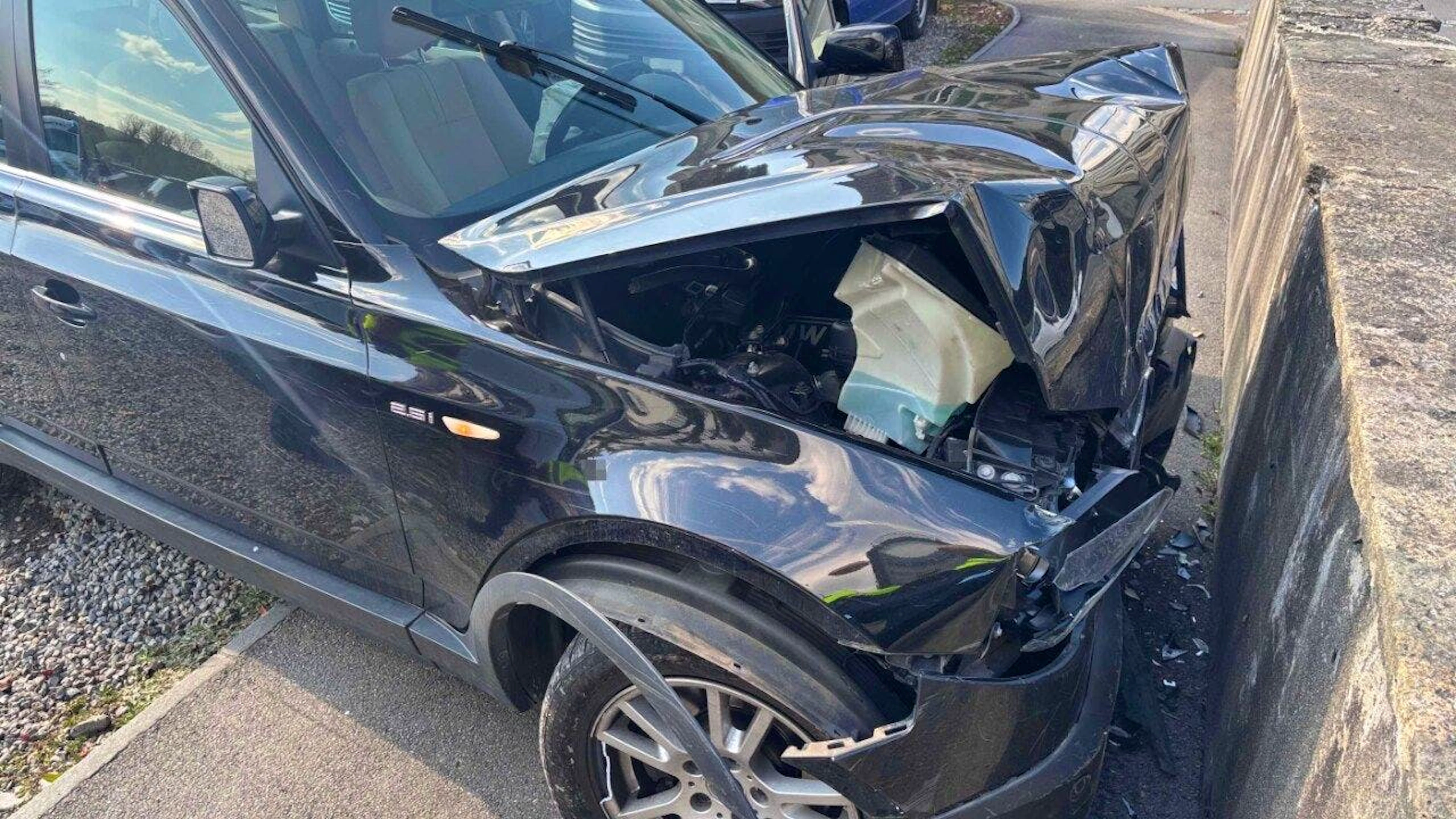 Ein Bild von der Unfallstelle zeigt die Heftigkeit des Aufpralls.