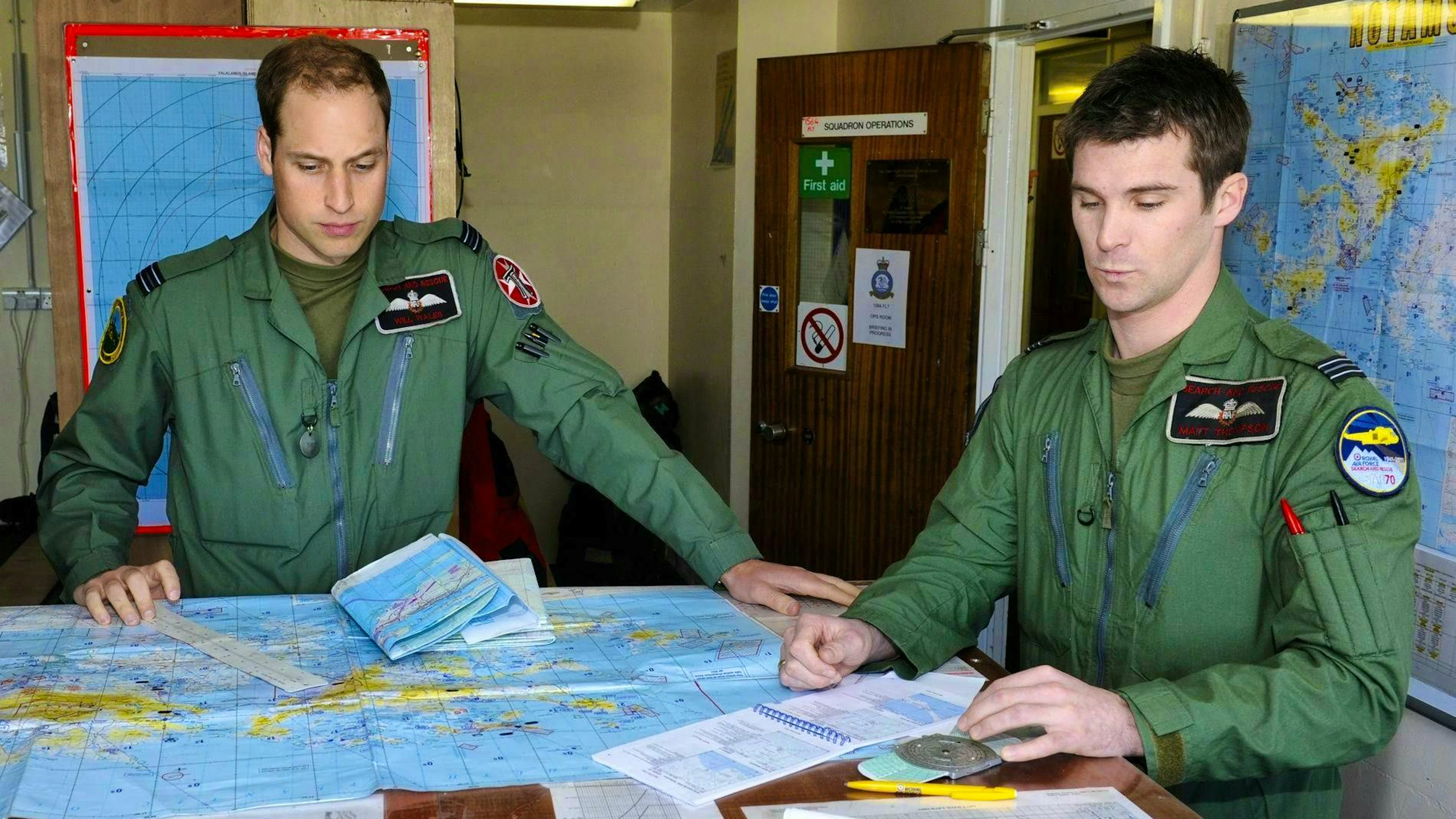 Il principe William (a sinistra) si prepara per la sua prima missione come pilota di elicotteri di ricerca e soccorso presso il complesso di Mount Pleasant, nelle Isole Falkland, il 4 febbraio 2012.