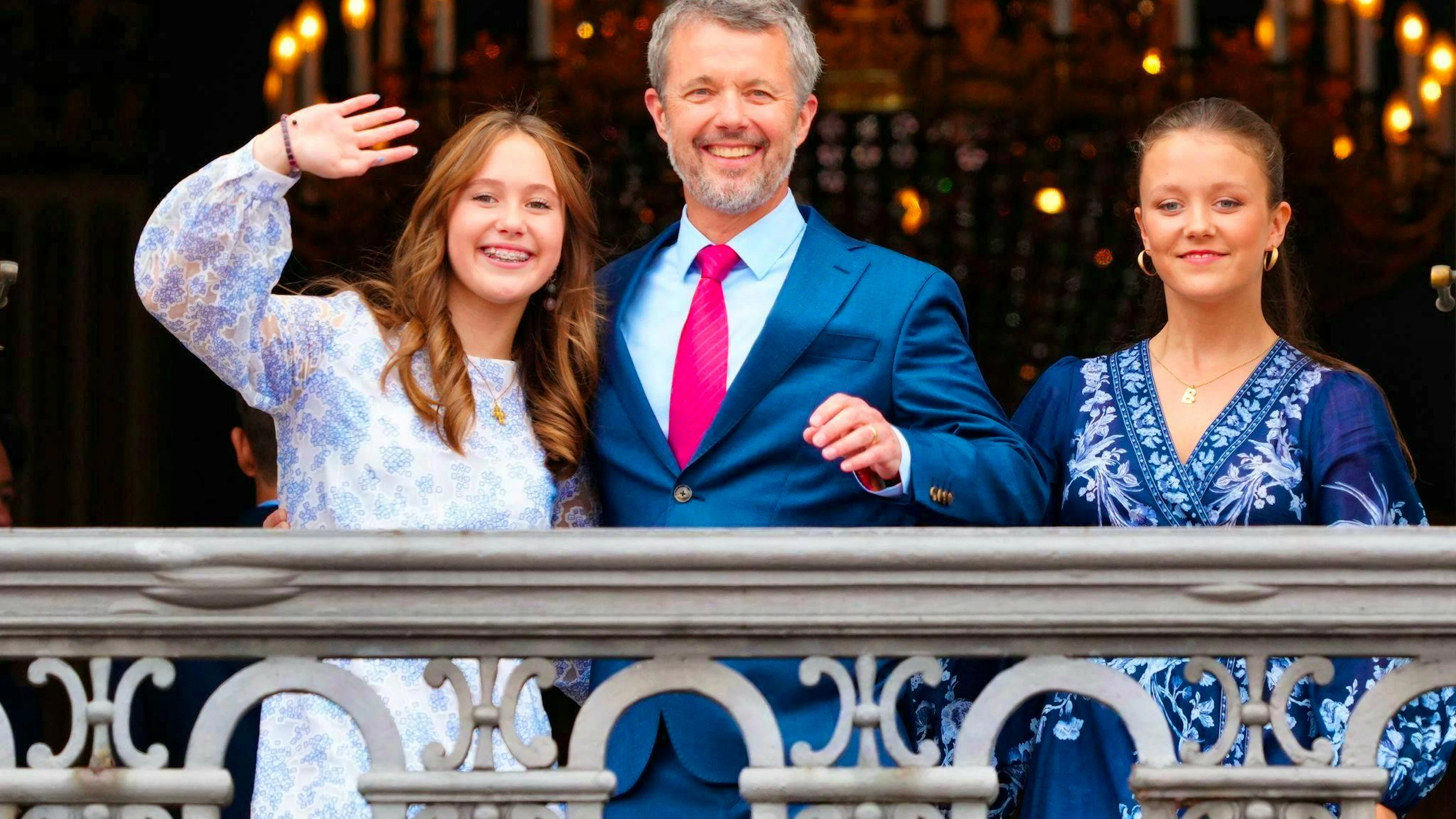 Il re di Danimarca Frederik X saluta dal balcone con le figlie, la principessa Josephine (a sinistra) e la principessa Isabella.