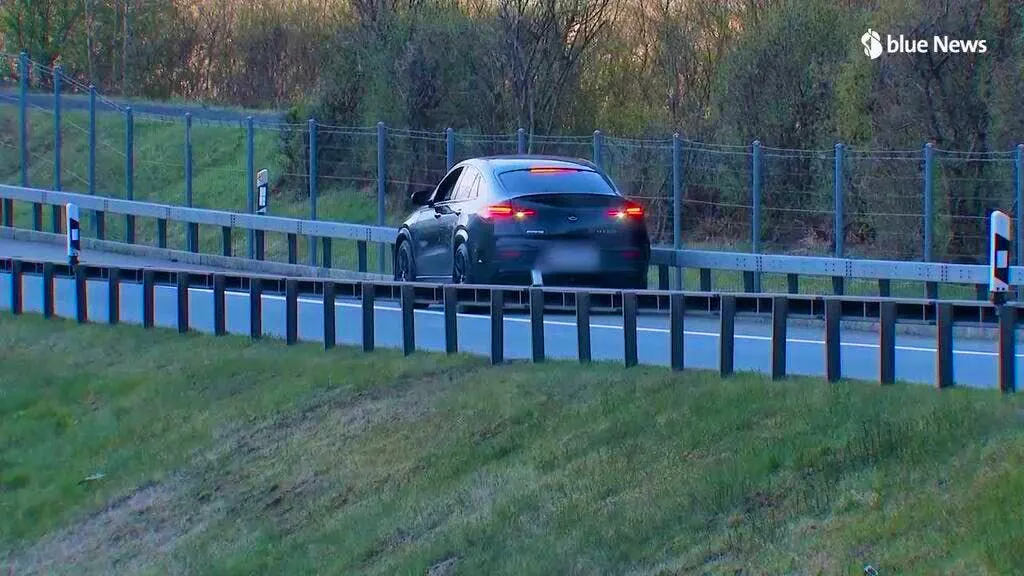 Gotthard traffic jam Good Friday 2026: Mercedes driver puts the car in ...