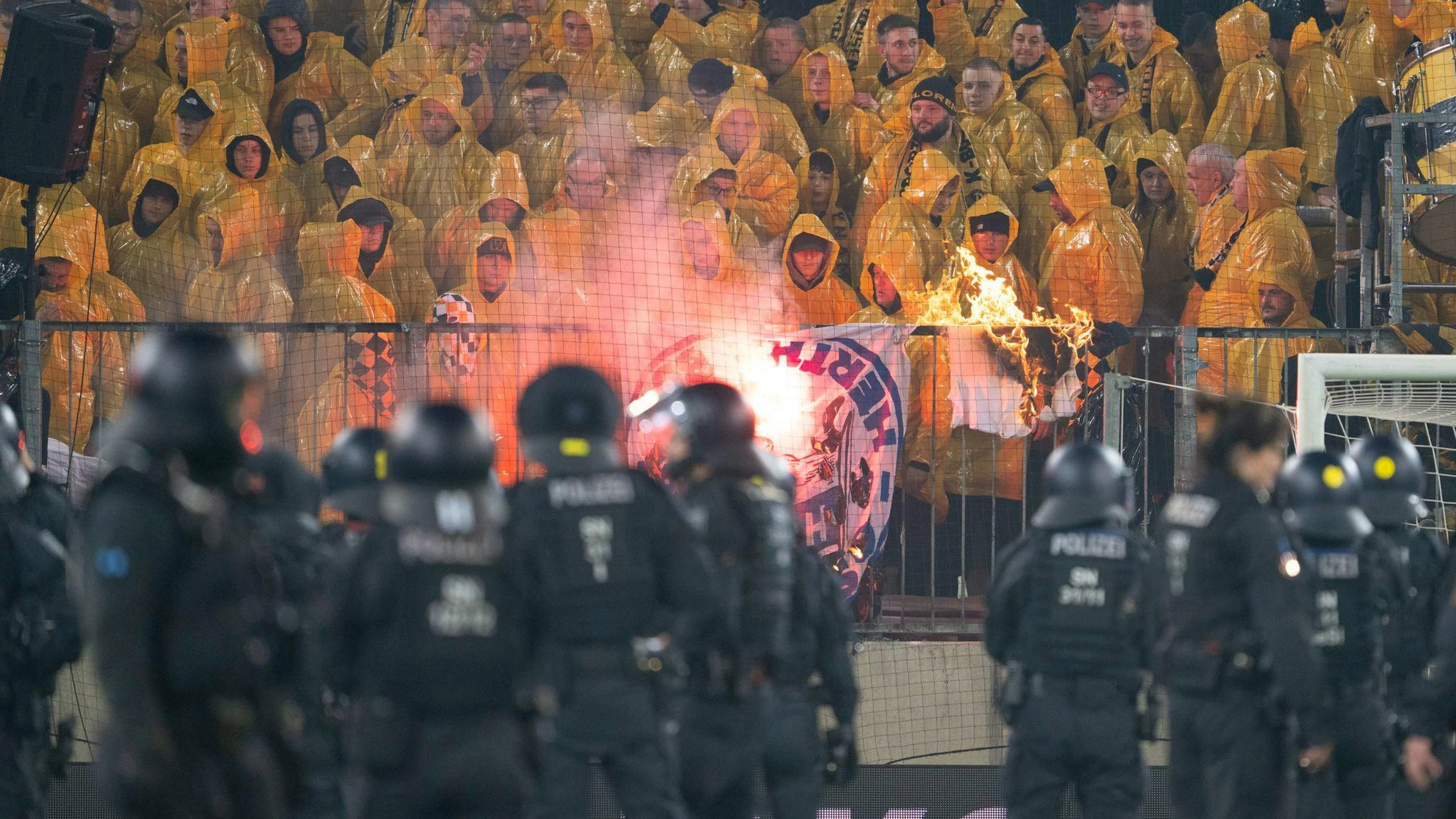Beim Zweitliga-Spiel zwischen Dynamo Dresden und Hertha BSC kam es zu heftigen Ausschreitungen.