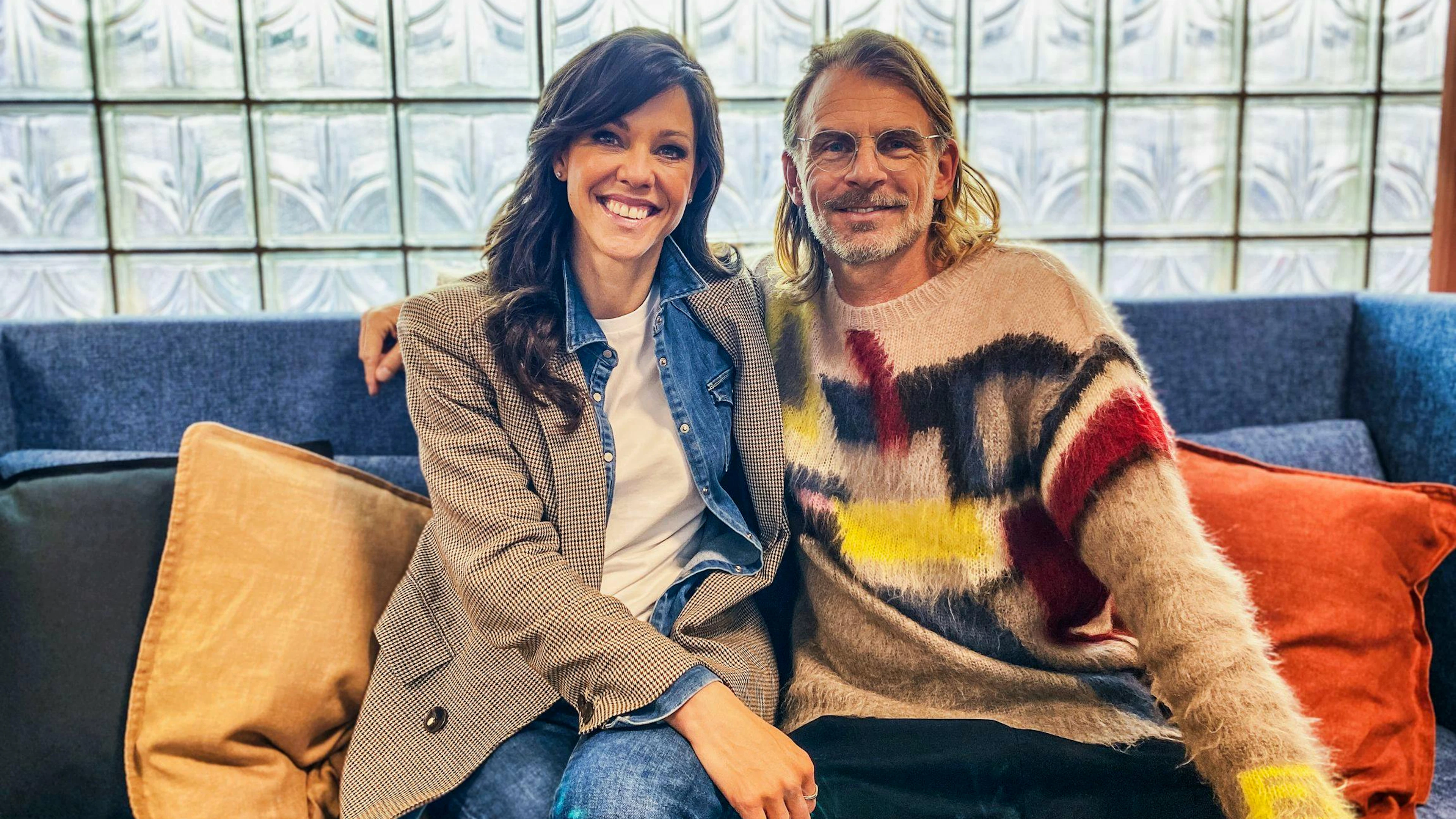 «Happy Day»-Sendung vom 17. Februar 2024: Beim Umbau der Männerpension Volta in Luzern stehen Moderatorin Kiki Maeder und Architekt Andrin Schweizer im Einsatz. Maeder sagt über ihren Kollegen: «Er ist ein Genie in dem, was er macht. Es haut mich jedes Mal aus den Socken, wie er Räume neu denkt und völlig überraschende Lösungen findet.»