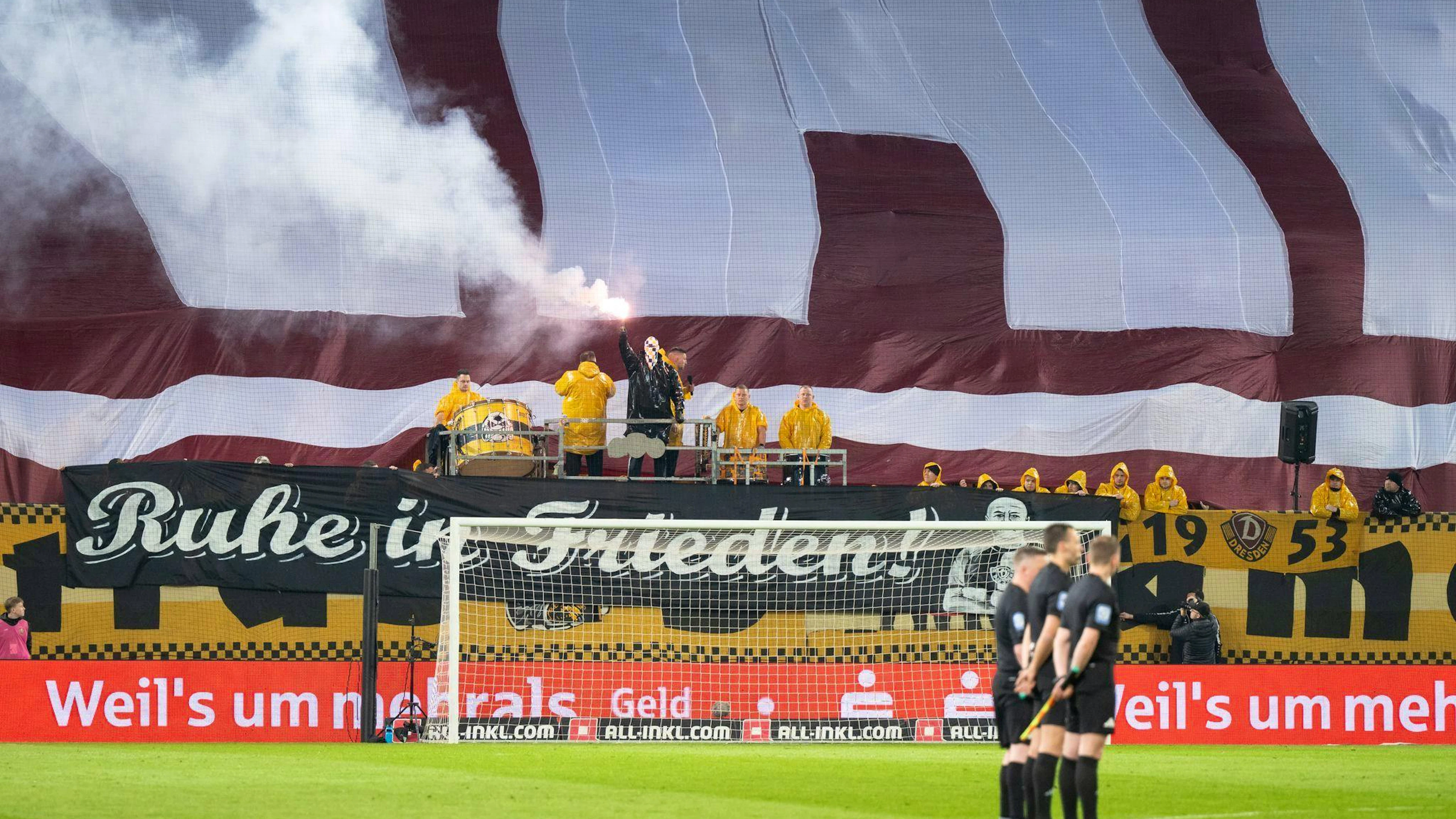 Das Spiel in Dresden war schon nach wenigen Minuten wegen des Abbrennens von Pyrotechnik unterbrochen.
