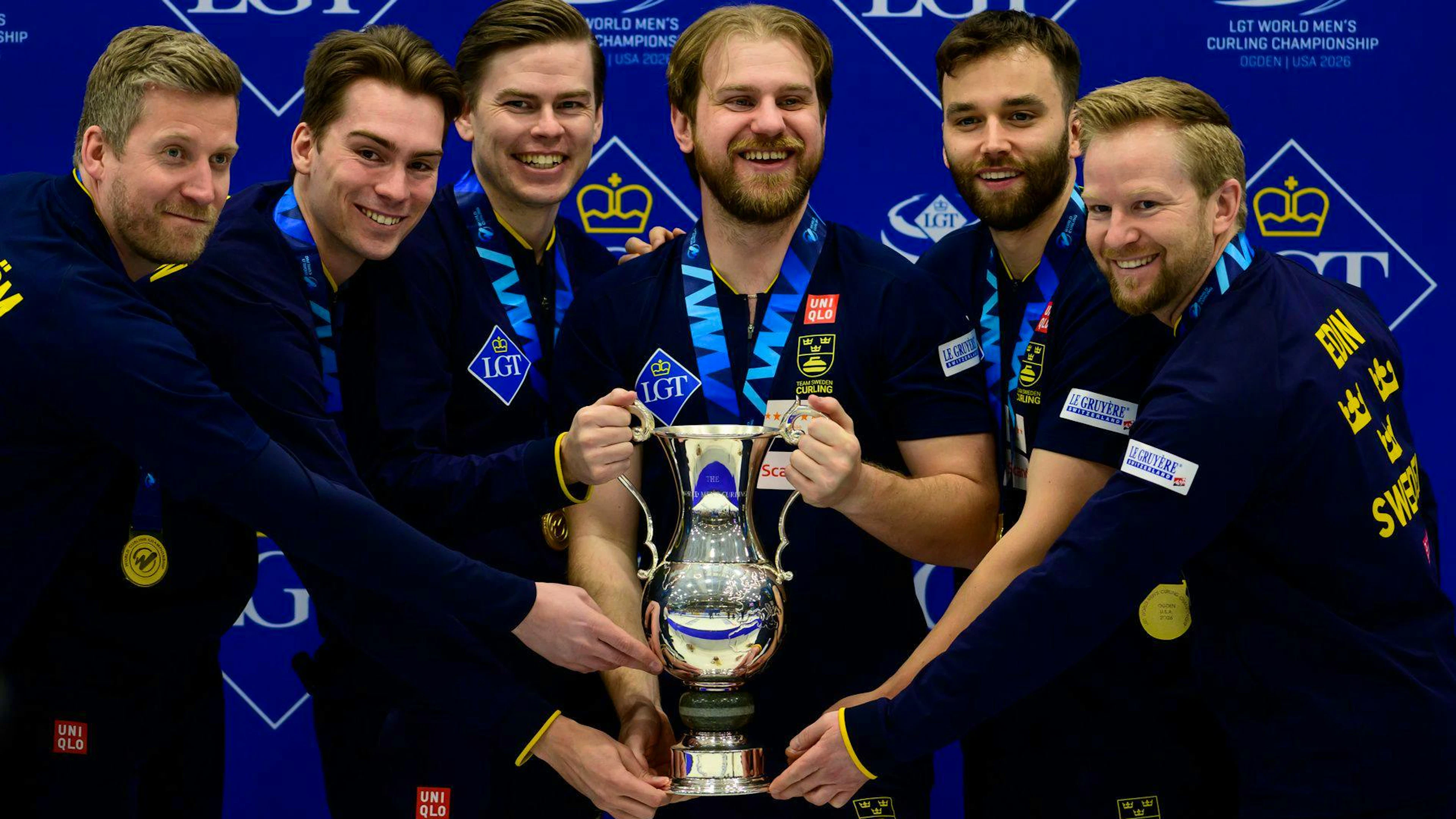 Niklas Edin (à droite) a décroché samedi son 8e titre mondial.