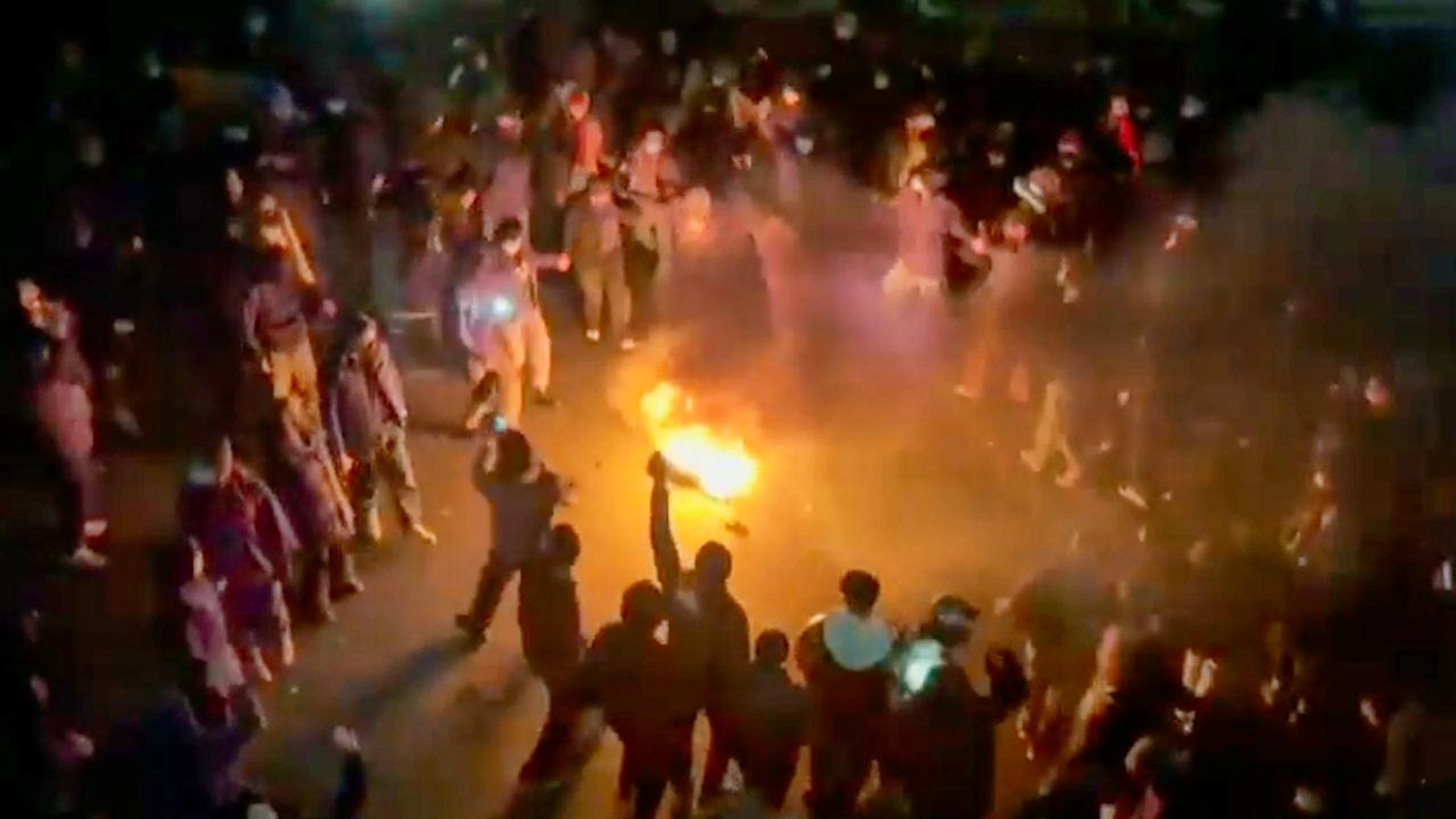 HANDOUT - Demonstranten um ein Feuer in Teheran. Foto: Uncredited/VALIDATED UGC/AP/dpa (Archivbild)