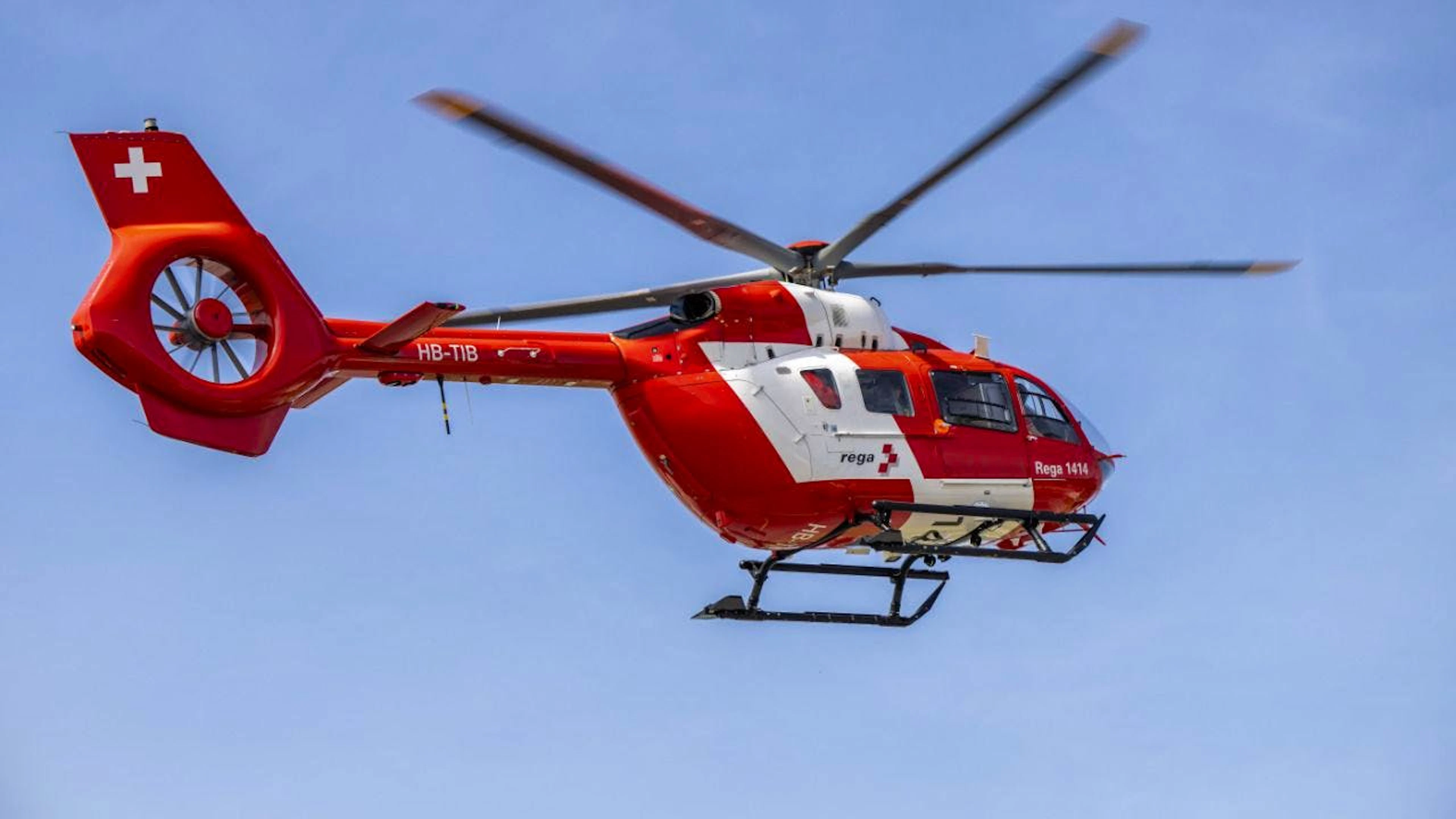 Zwei der drei von einer Lawine erfassten italienischen Alpinisten hat die Rega schwerverletzt in ein Spital geflogen. (Archivbild)
