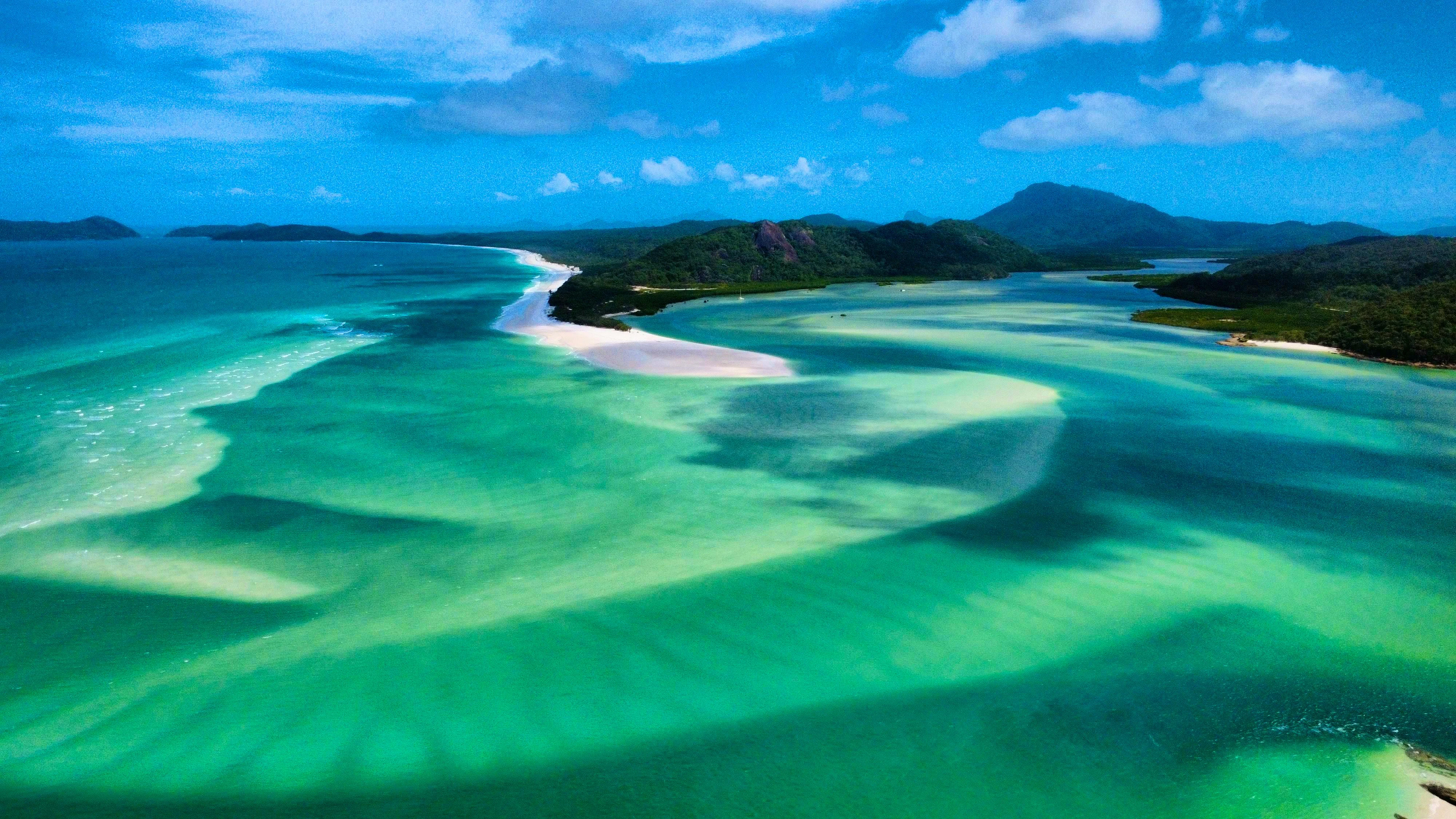 The 74 islands of the Whitsunday Islands are set in picturesque natural surroundings.