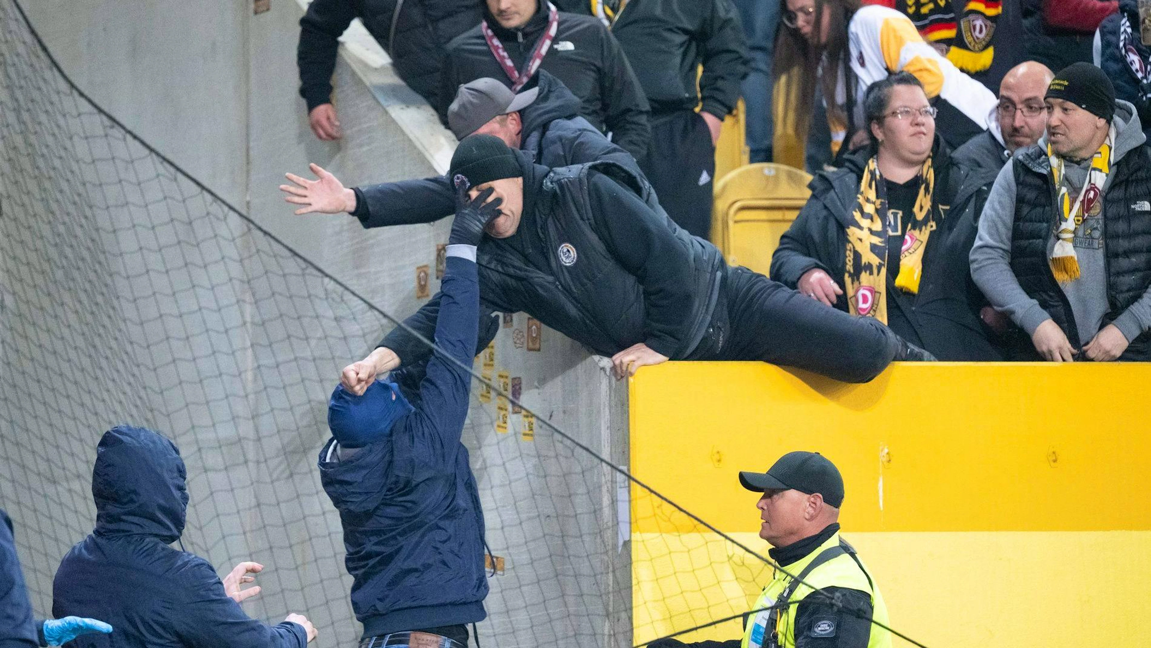 Die Fans gehen sich gegenseitig an den Kragen.