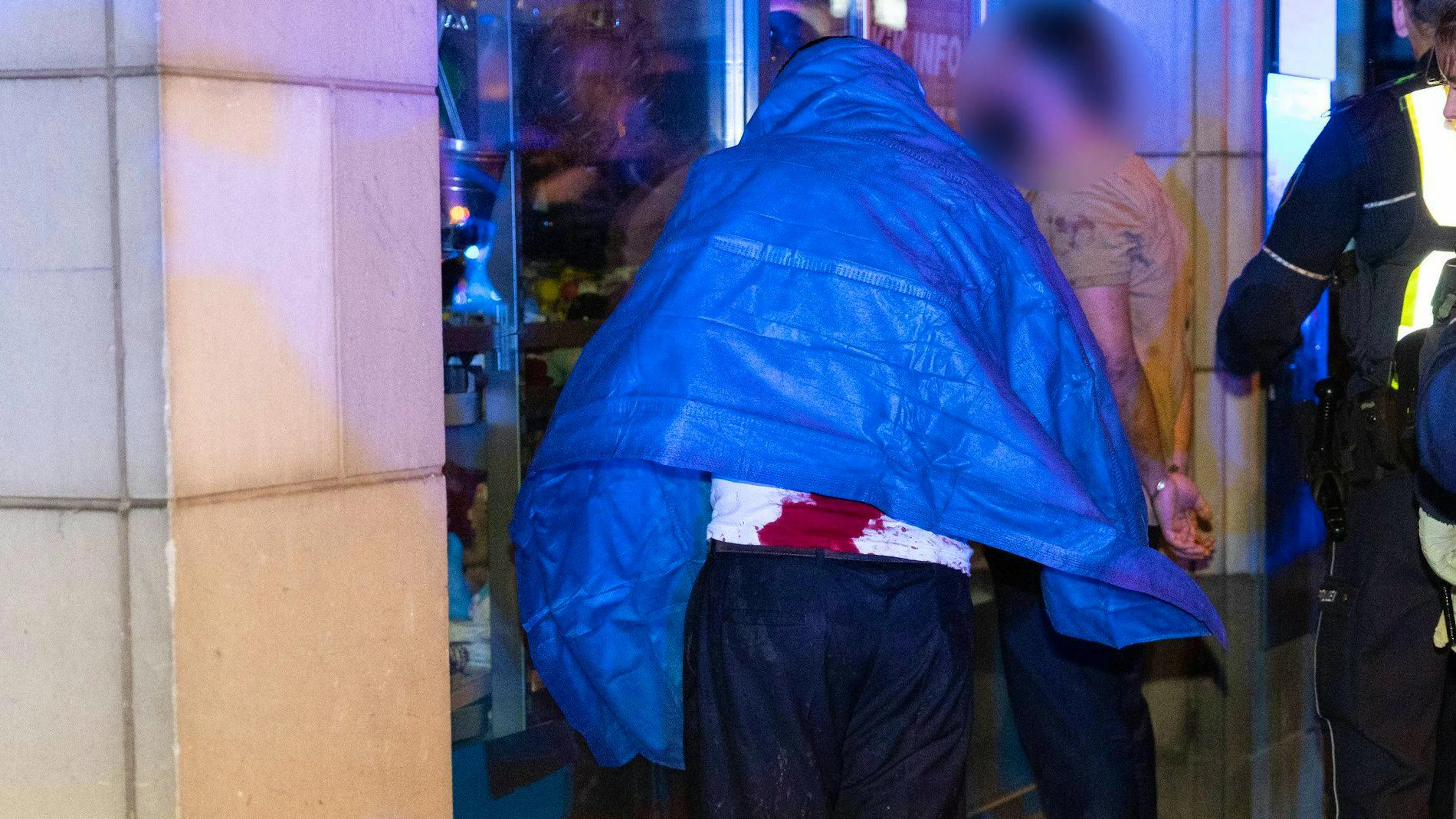 Polizisten sichern zwei teils blutverschmierte Tatverdächtige. Ein Streit rund um eine laute Familienfeier in einer Leverkusener Bar ist am Ostersonntag in Gewalt umgeschlagen.