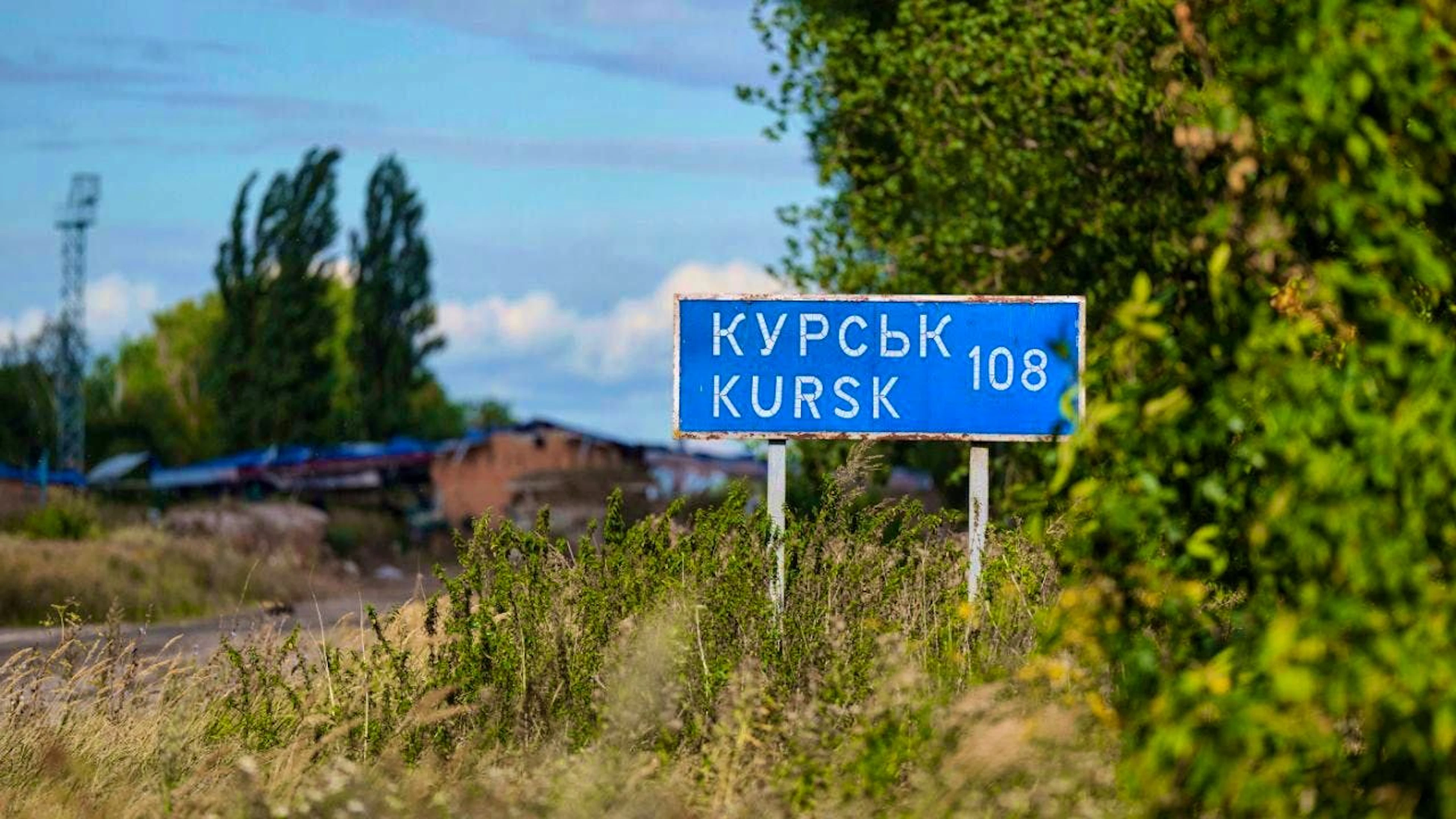 ARCHIVE - A sign with the inscription "Kursk 108 km" stands on the Russian-Ukrainian border. Photo: Evgeniy Maloletka/AP/dpa/Symbolic image